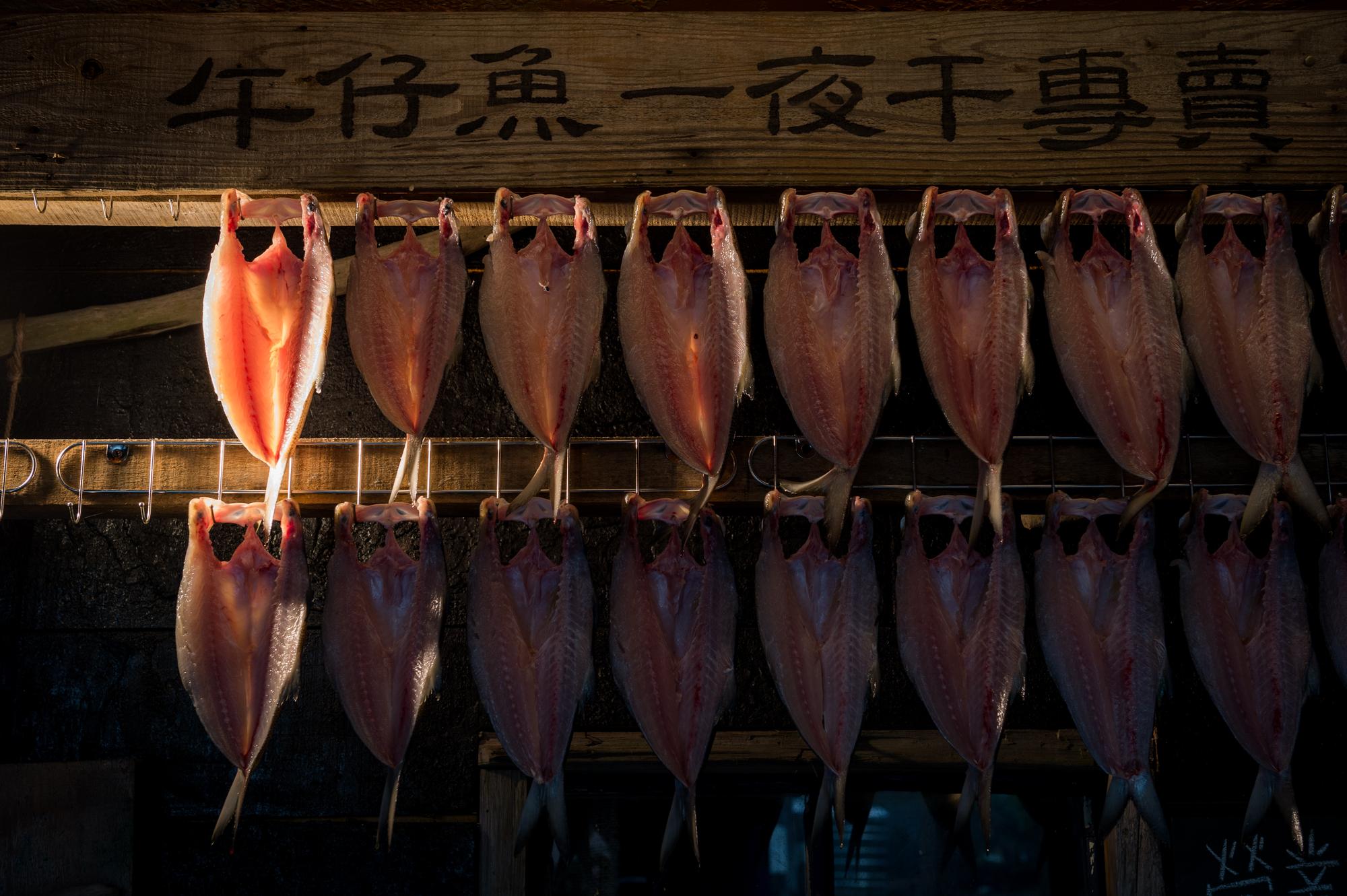 店門口吊著午仔魚一夜干，成為「食不厭」的標誌。