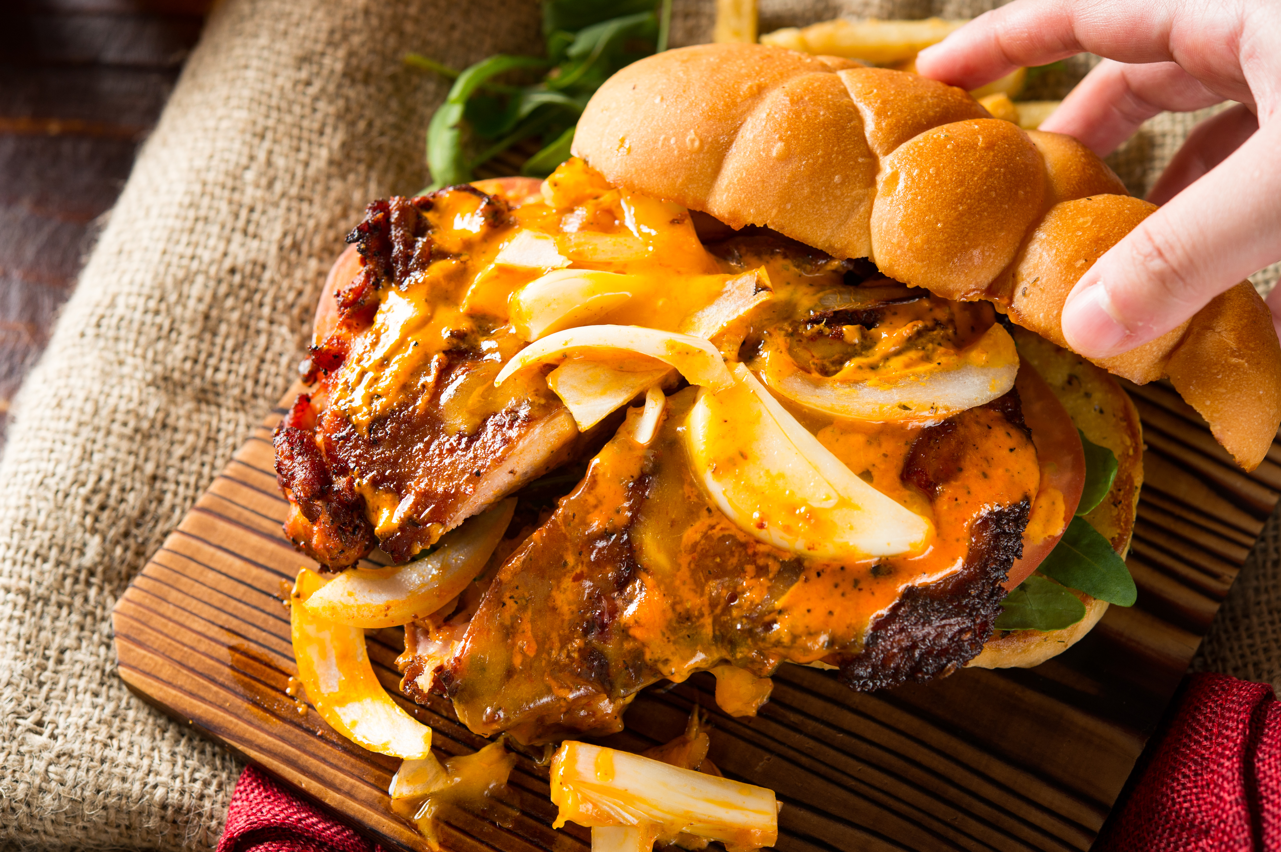 「紐奧良雞腿堡」在自製軟法麵包豪氣擺上整隻雞腿，超大分量滿足點最高！（250元／個）