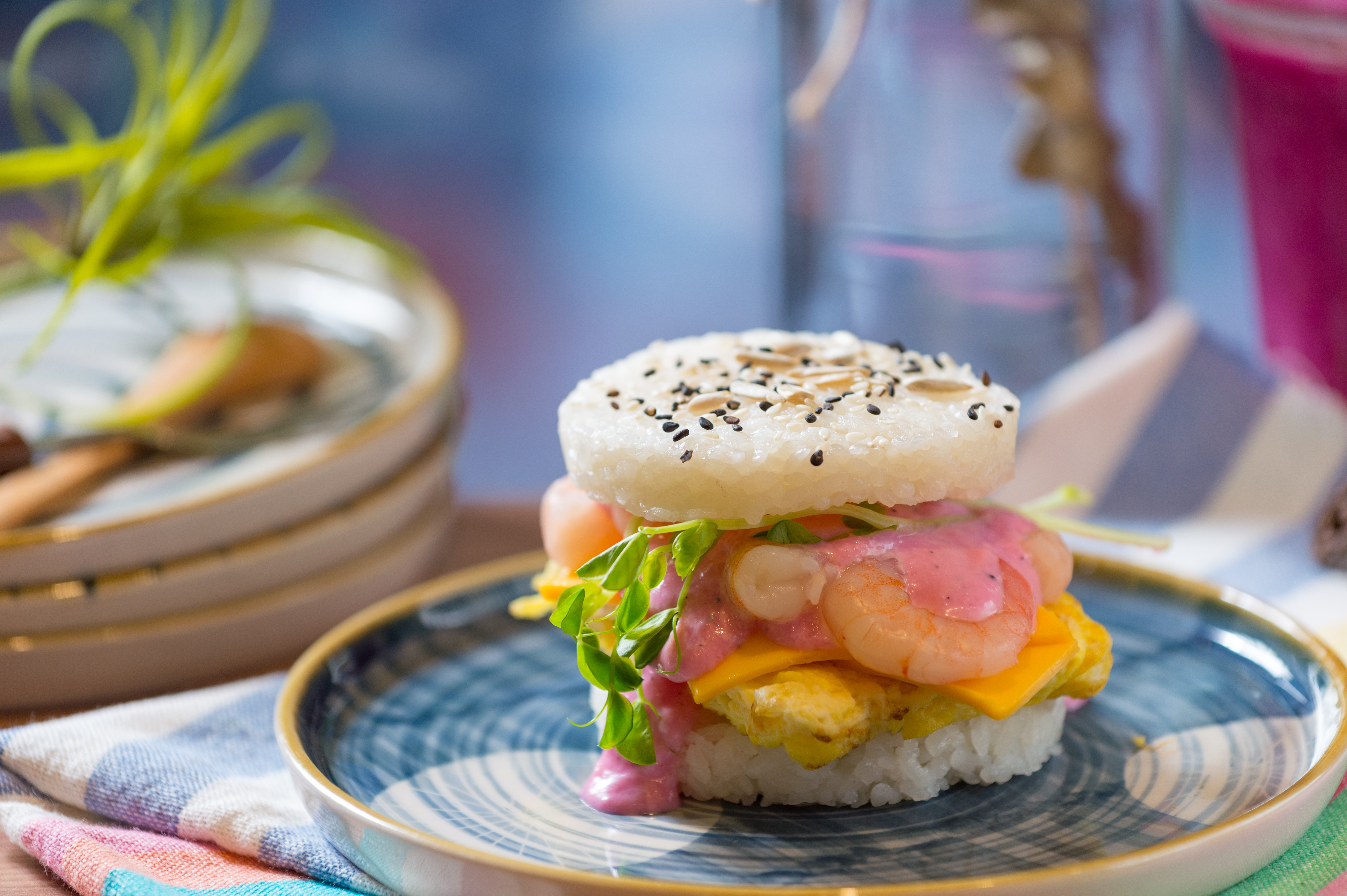 「乳酪火龍果鮮蝦蛋堡」粉嫩醬色十足少女感，選用雲林的火龍果加入Cream Cheese、動物性鮮奶油打發，奶味濃郁。（79元／個，起司加10元）