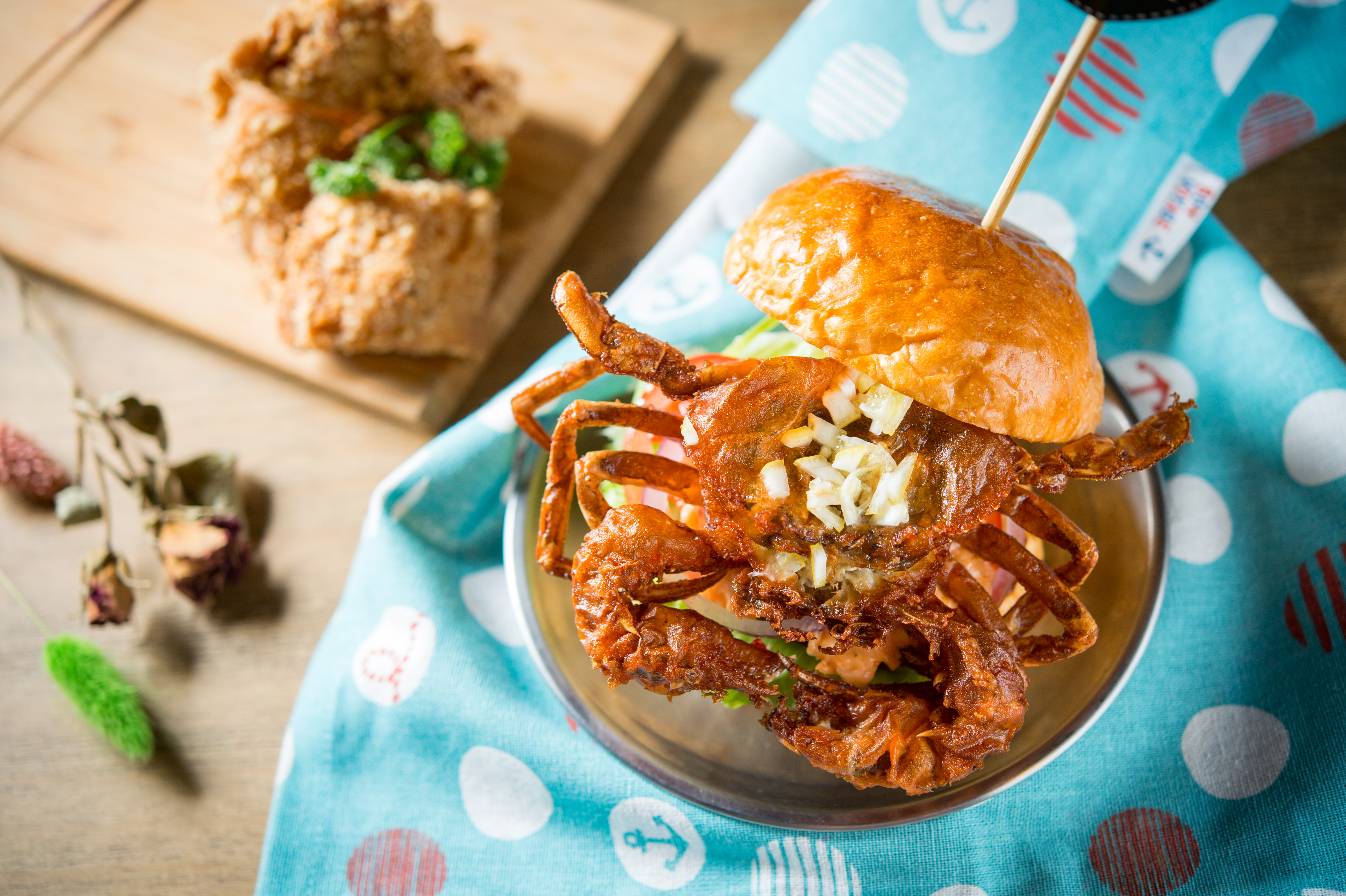 「軟殼蟹漢堡」再度回歸，吃得到整隻軟殼蟹，酥脆噱頭足。（300元／個，週一至四晚餐、週五及週末全日供應，僅供內用。）