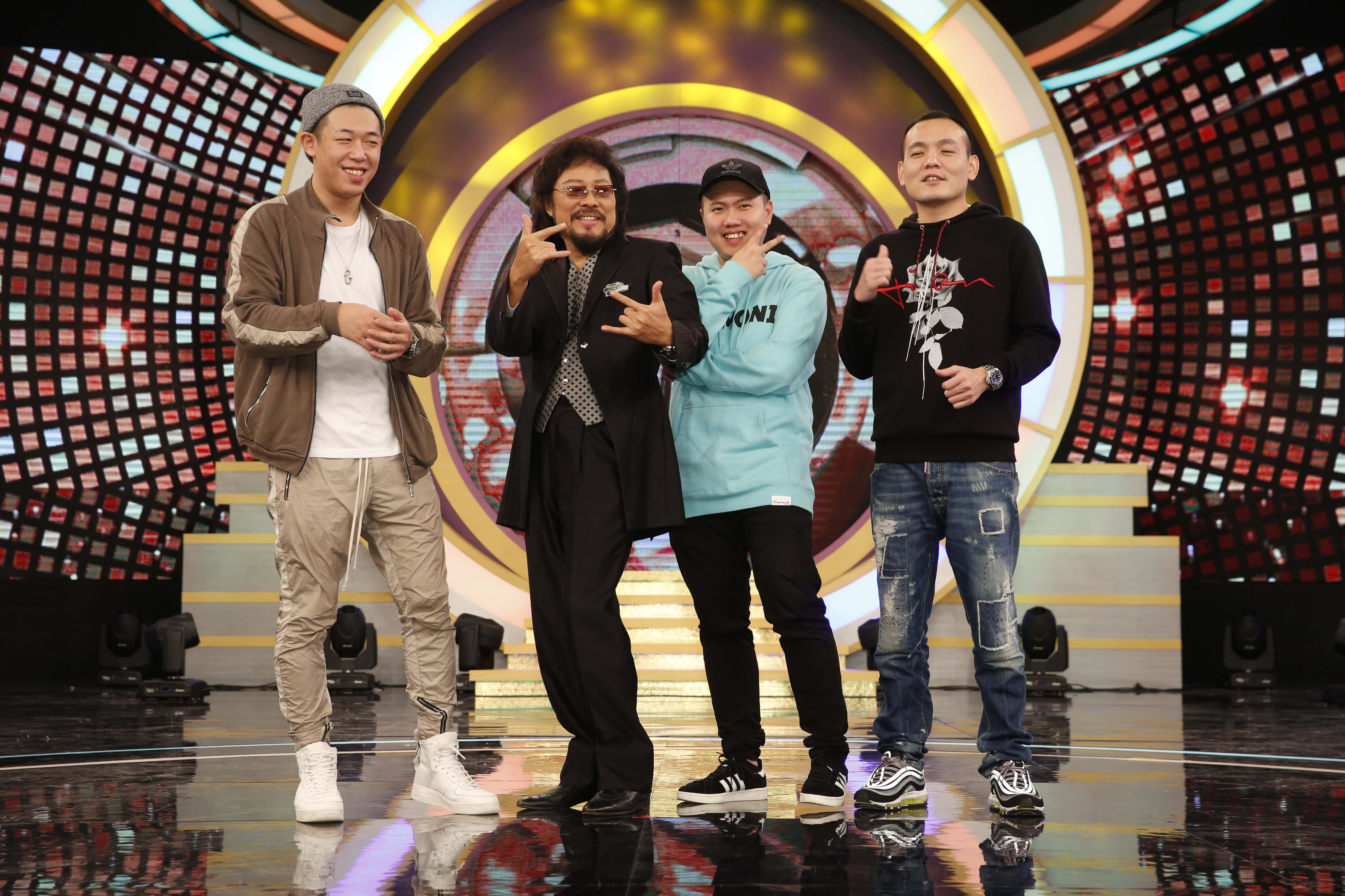 張菲（左2）新節目邀請到夯團玖壹壹。