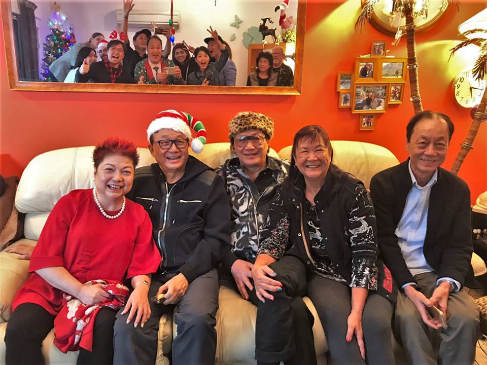 許冠文（左二）和老婆（左）今年和弟弟許冠傑（中）、許冠武（右）及許冠傑的妻子（右二）一起歡度耶誕節。（摘自許冠文臉書）