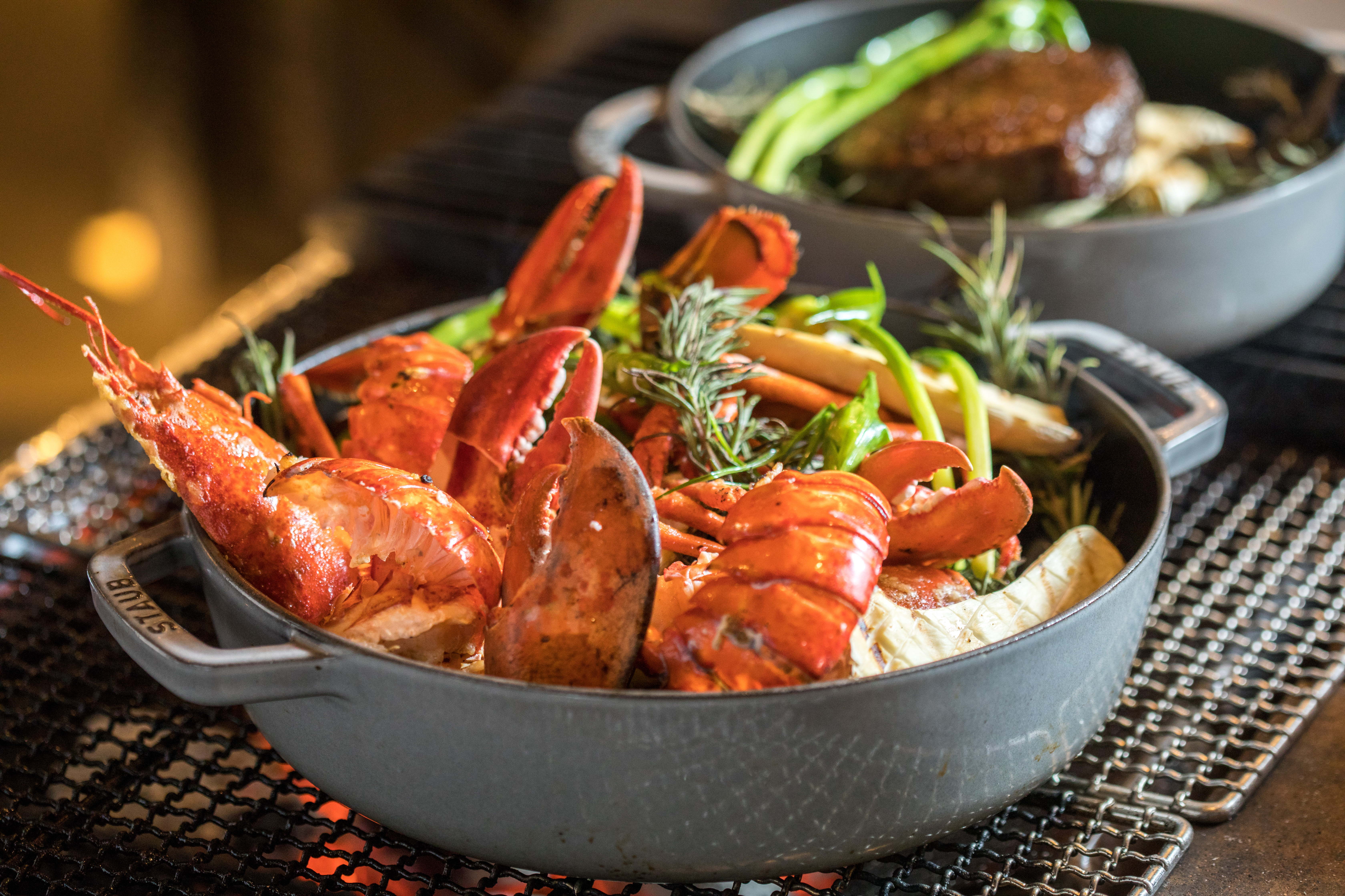 探出肥美蝦螯的「波士頓龍蝦」，烹調中轉為誘人的橘紅色澤。（2,000元起套餐主菜）