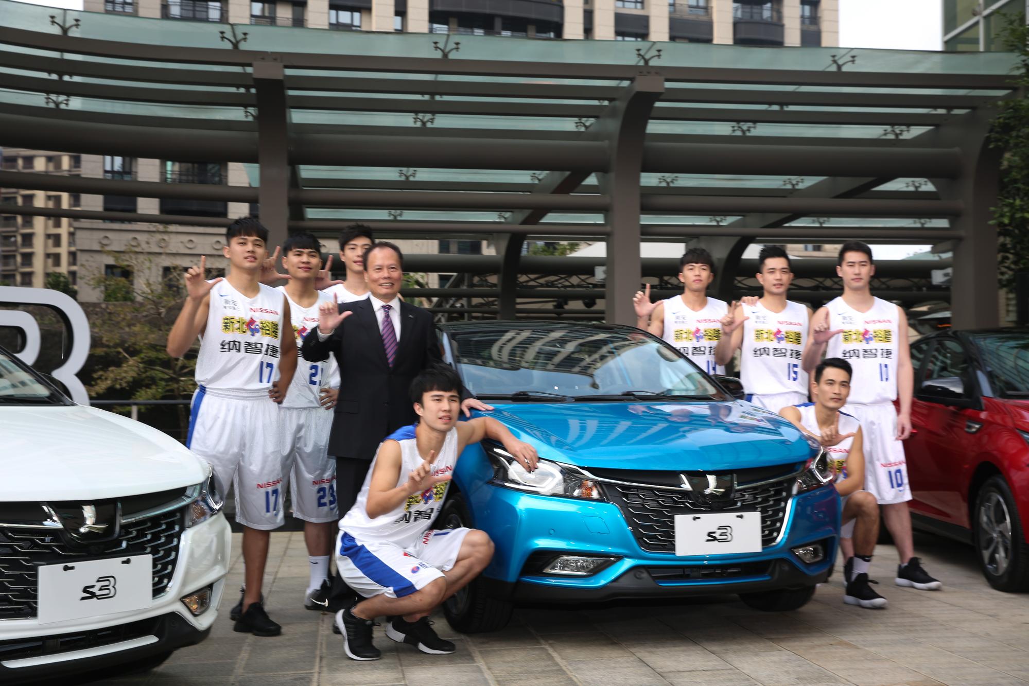 蔡文榮（穿西裝者）上任總經理後，連續發表U5、U6兩款新車都開出銷售紅盤。