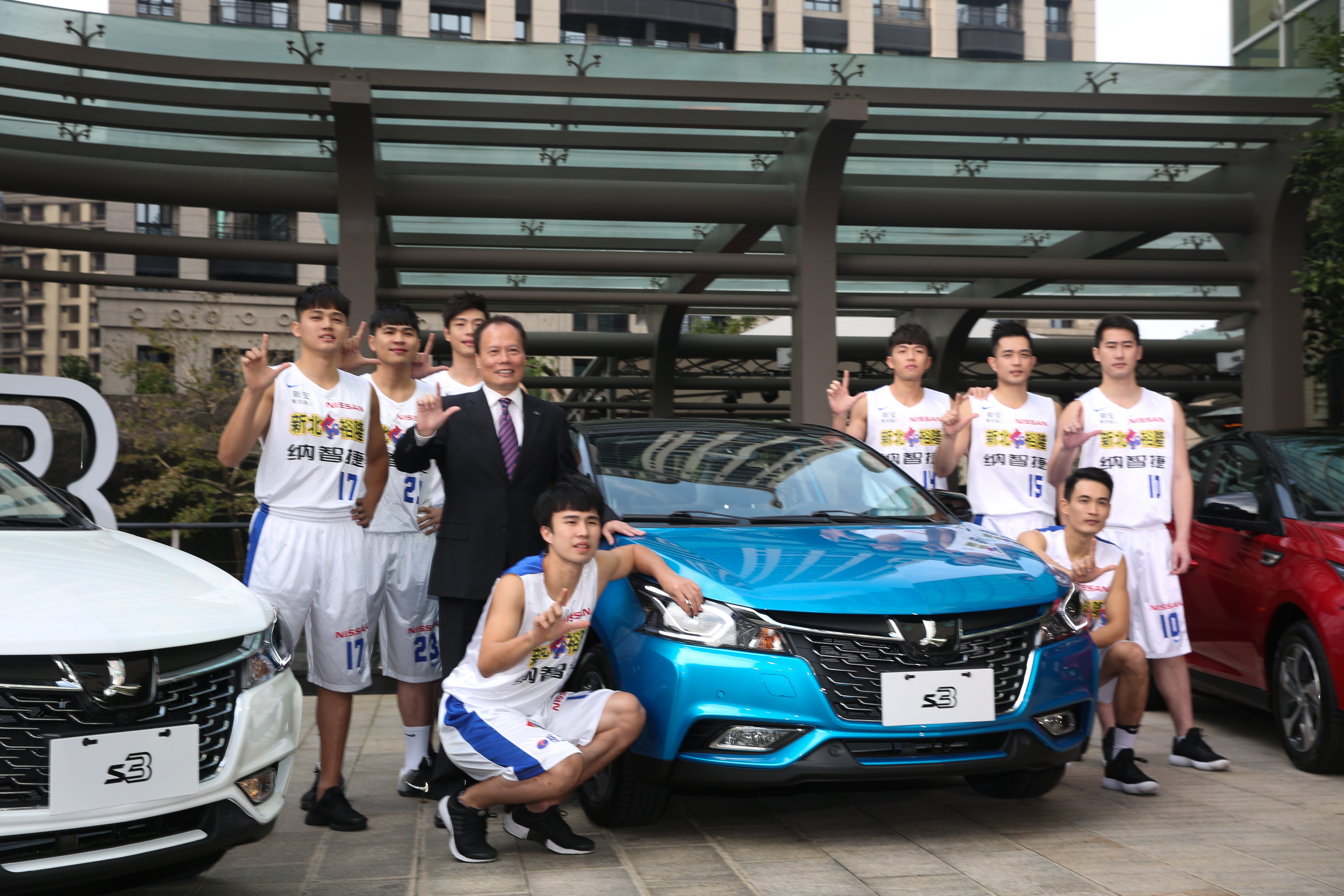 蔡文榮(穿西裝者)上任總經理後,連續發表U5、U6兩款新車都開出銷售紅盤。