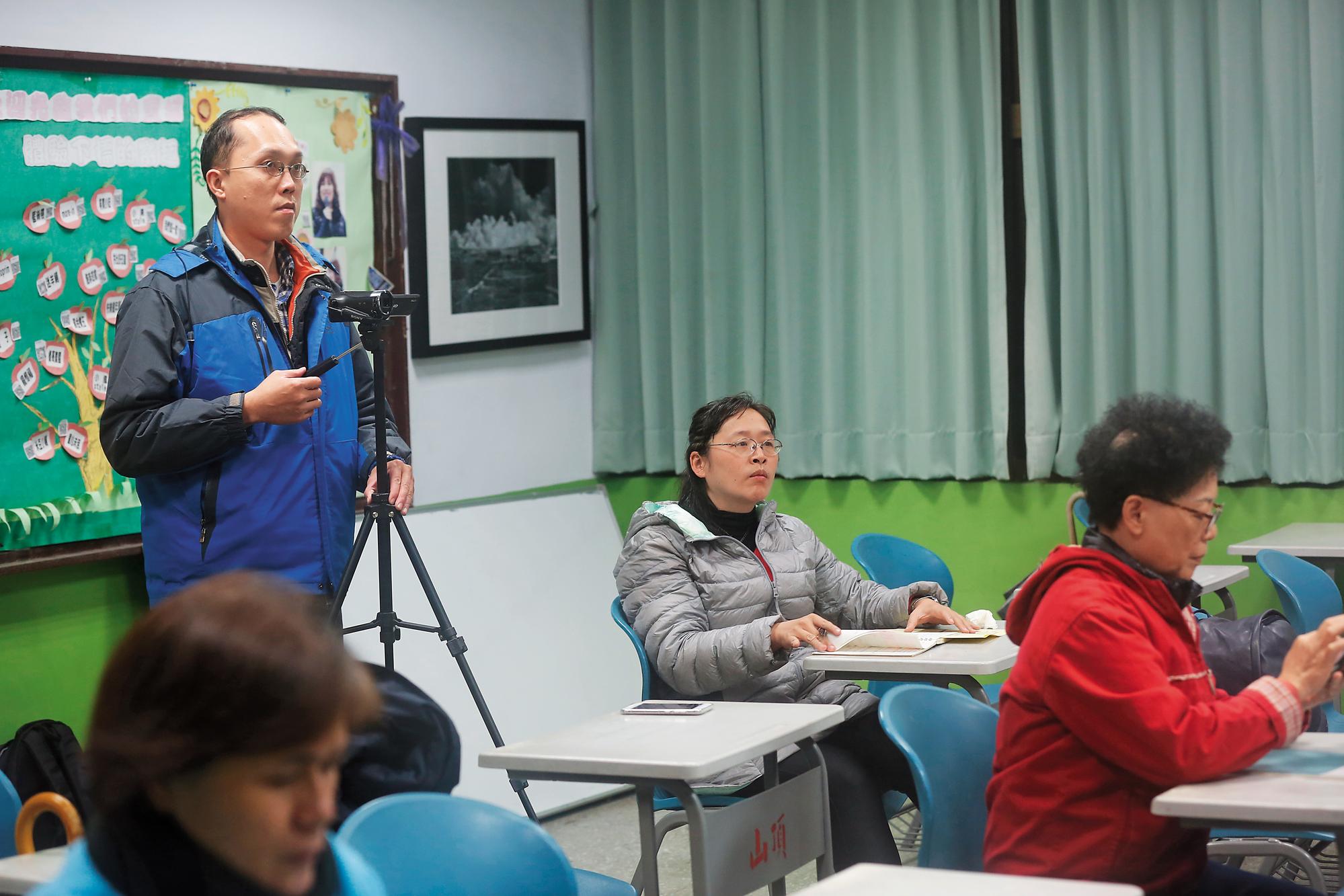 彭氏夫妻積極為財務拓源,每週至社區大學投資理財課報到。