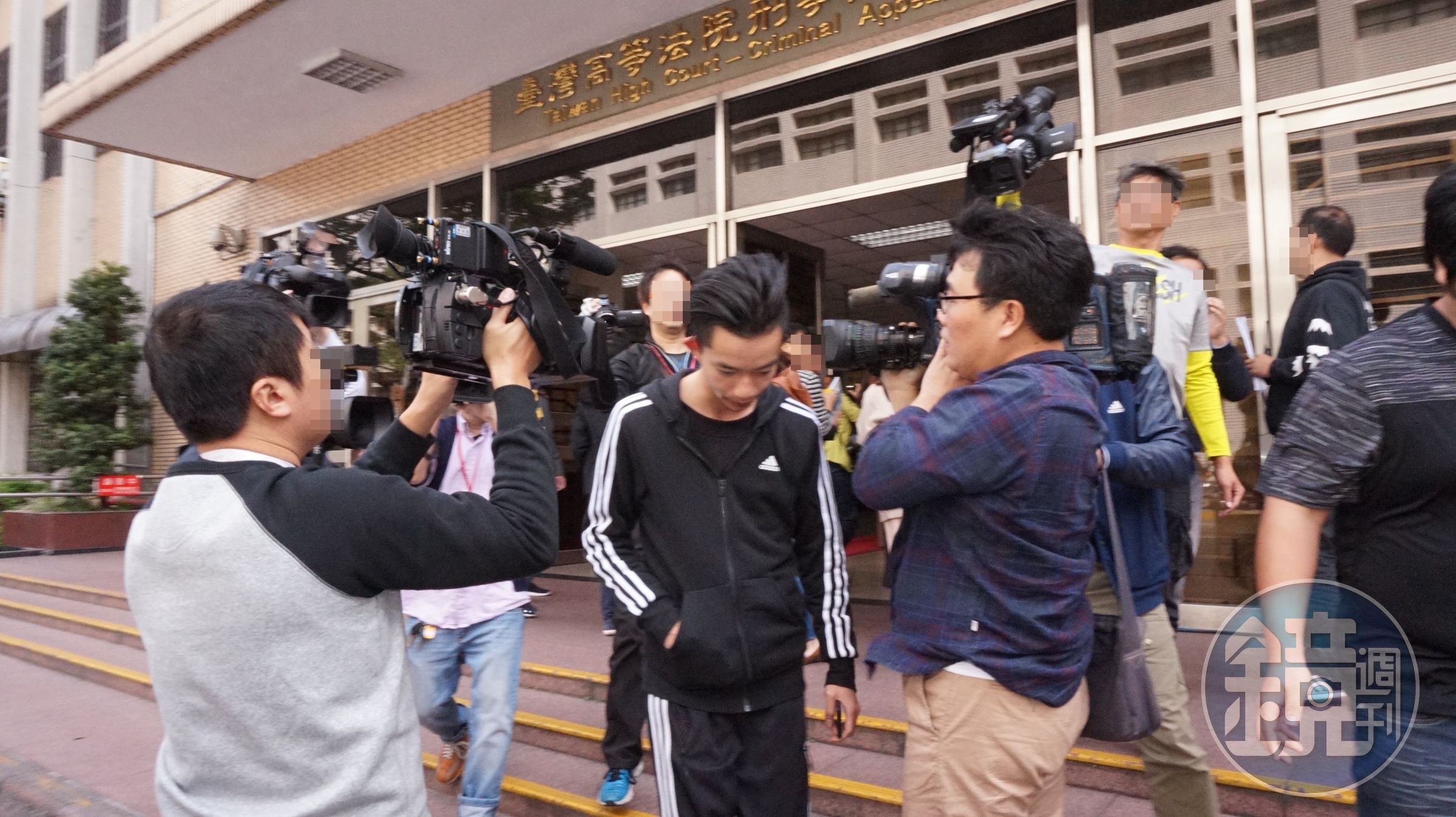 藝人易淑寬的兒子易寶宏涉及台北市SPARK夜店殺警案，二審遭改判9年。
