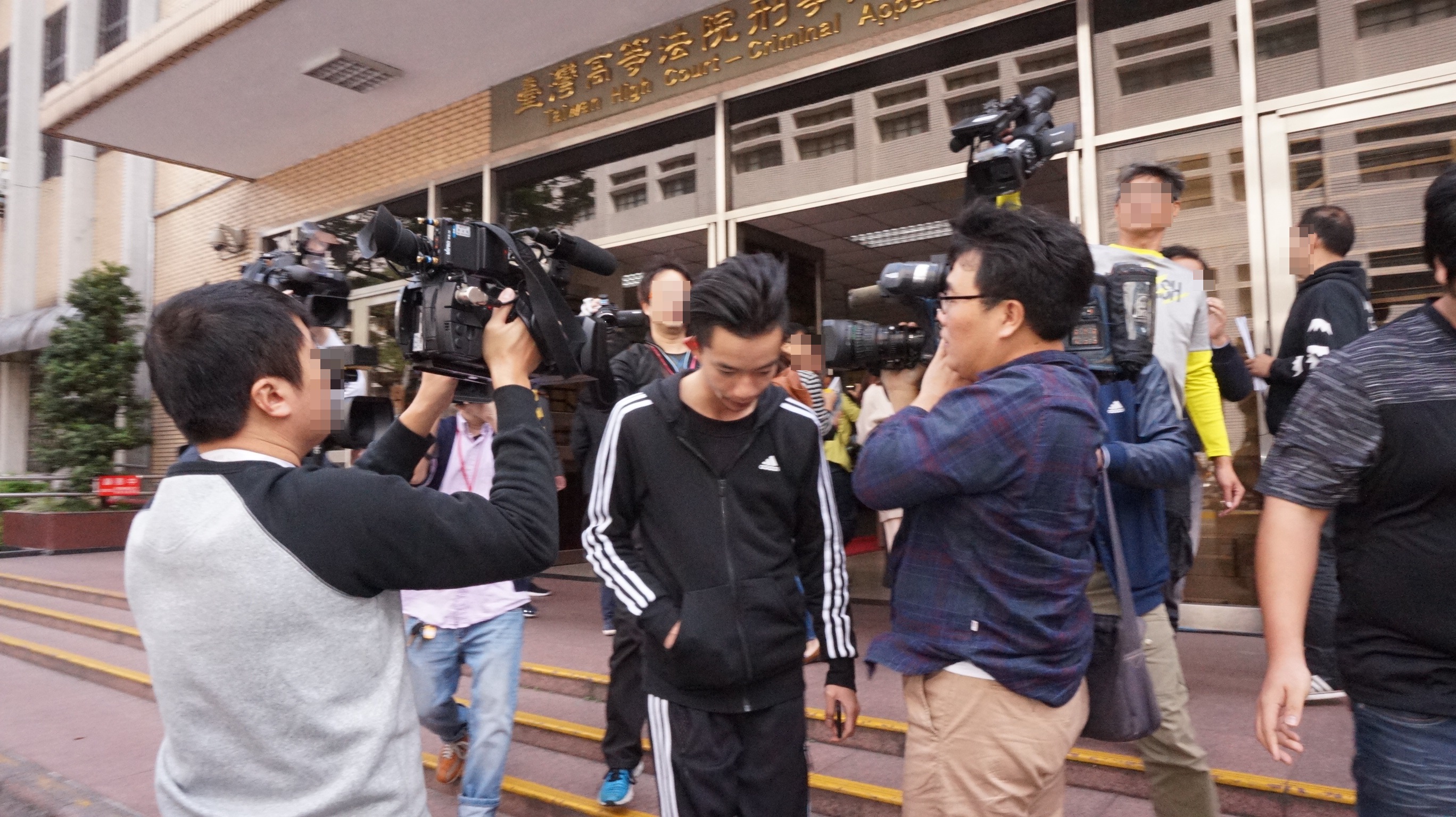 藝人易淑寬的兒子易寶宏涉及台北市SPARK夜店殺警案，二審遭改判9年。