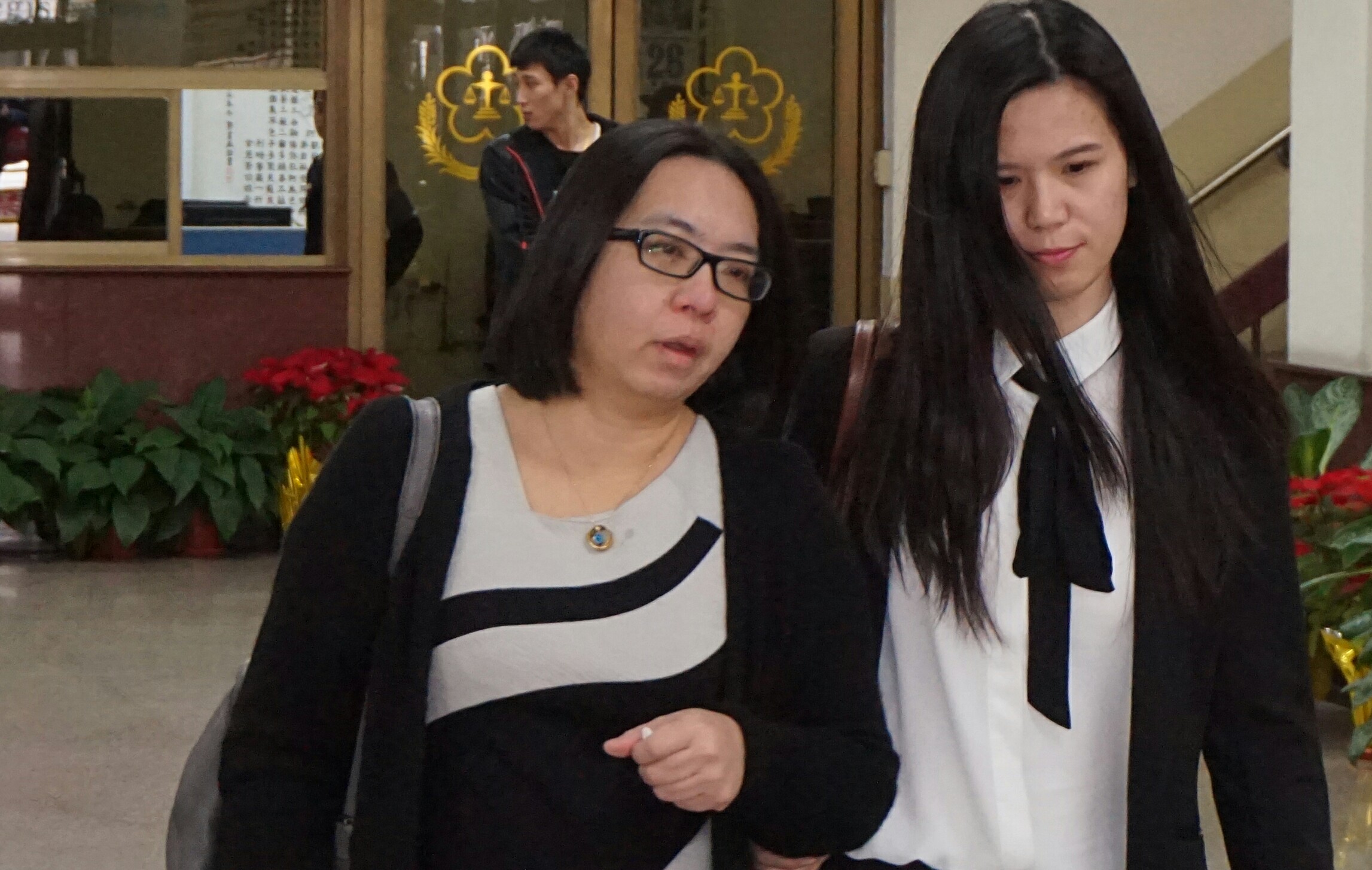 台北市SPARK夜店殺警案被害人妻子（左）已取得1,245萬元和解金。