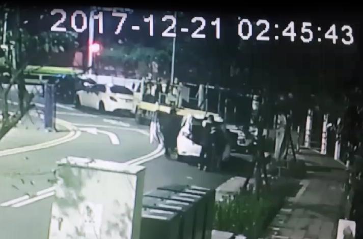 3人犯案後，將蔣公頭像及工具放入後車廂。（翻攝畫面）