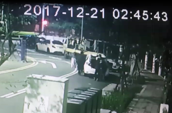 3人犯案後，將蔣公頭像及工具放入後車廂。（翻攝畫面）