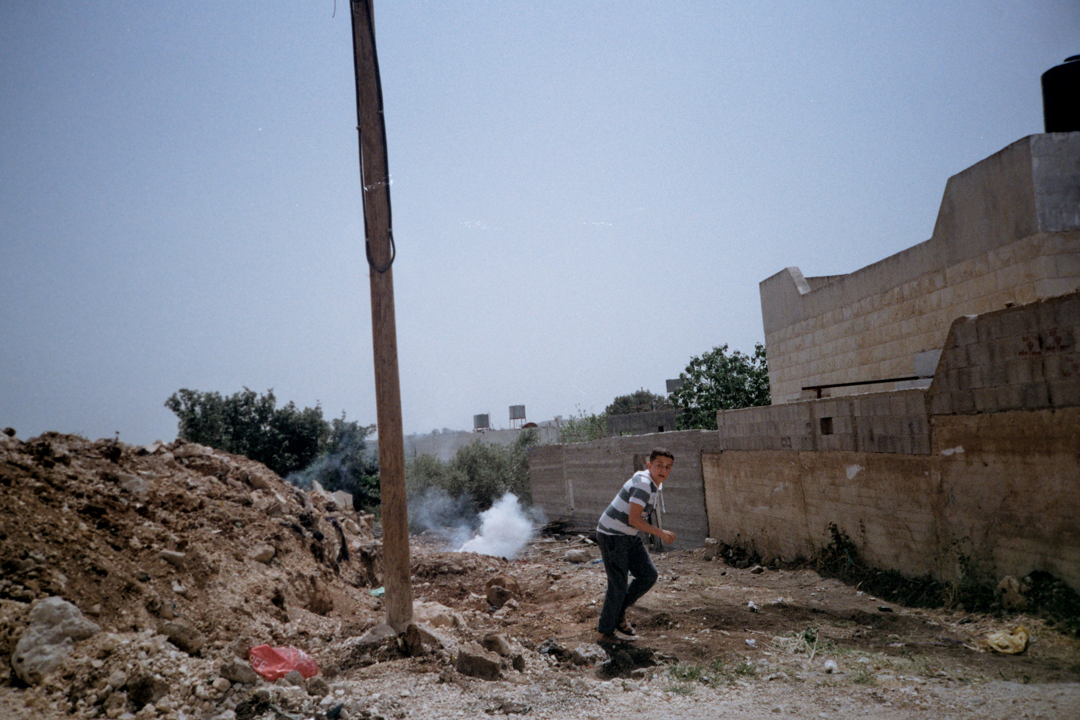 縱然成長歲月裡已遇過無數次催淚瓦斯，青少年表情仍滿是驚恐。
