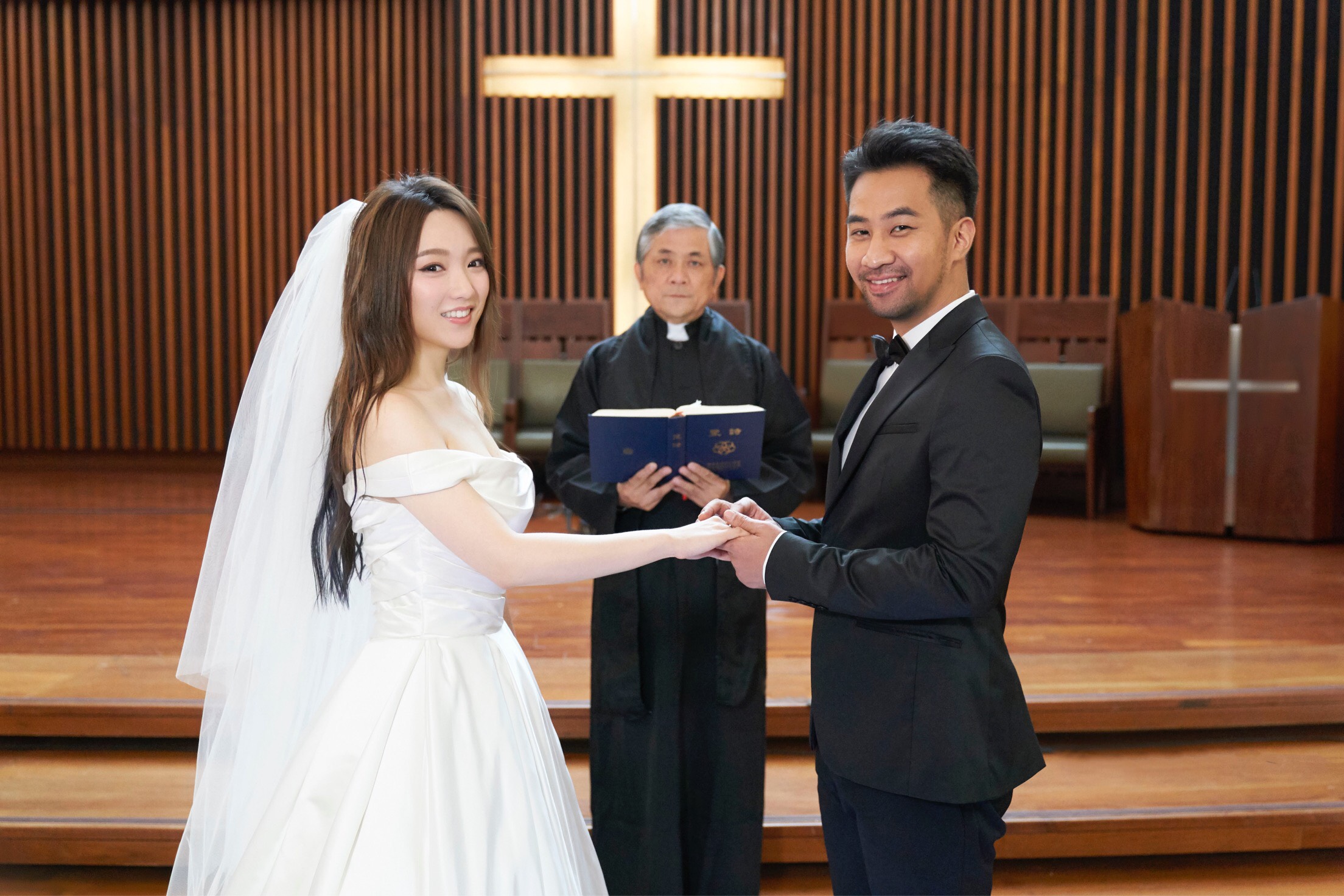 閻奕格新歌〈亦敵亦友〉MV，請出黃健瑋跨刀，扮演生活出現瓶頸的一對夫妻。（華研提供）