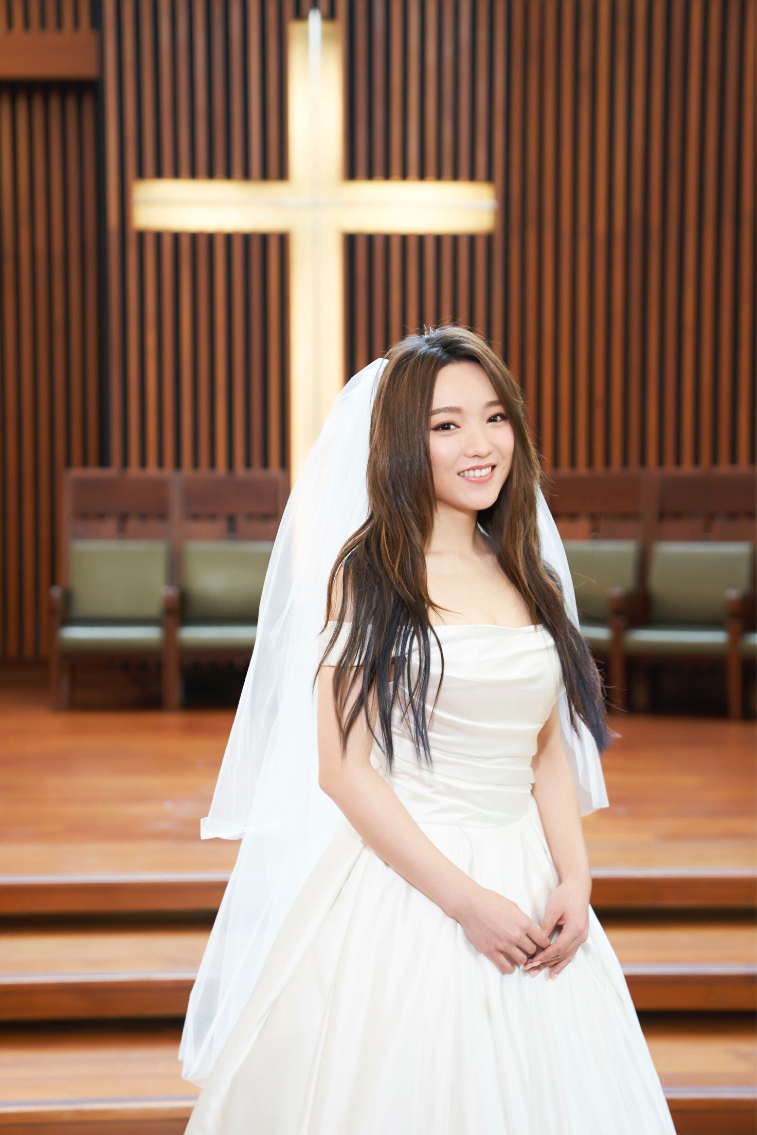 閻奕格披婚紗拍MV,稱自己不是喜歡哭鬧或冷戰的情人。(華研提供)