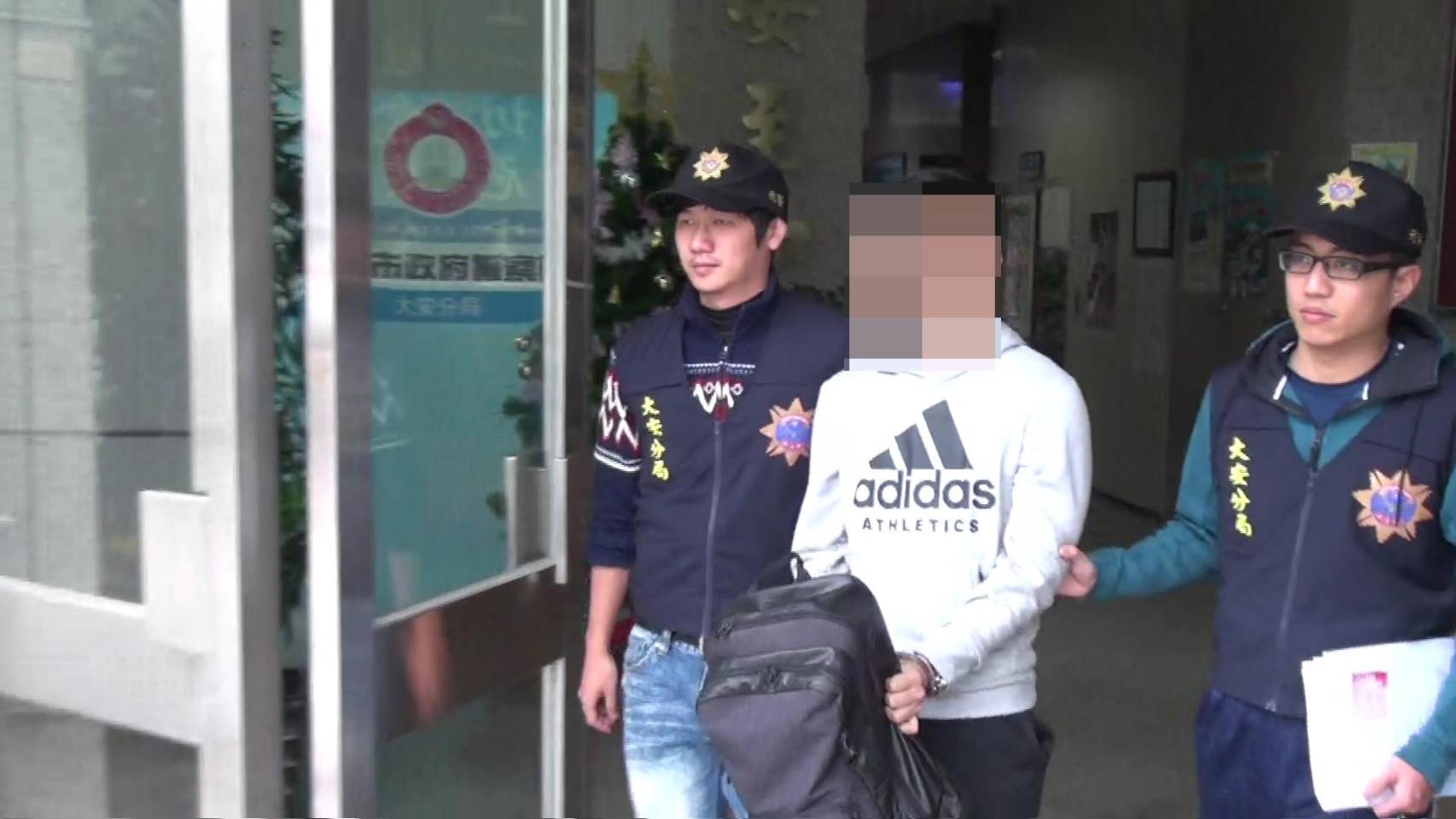 嗆警賓士男訊後被移送法辦。（翻攝畫面）