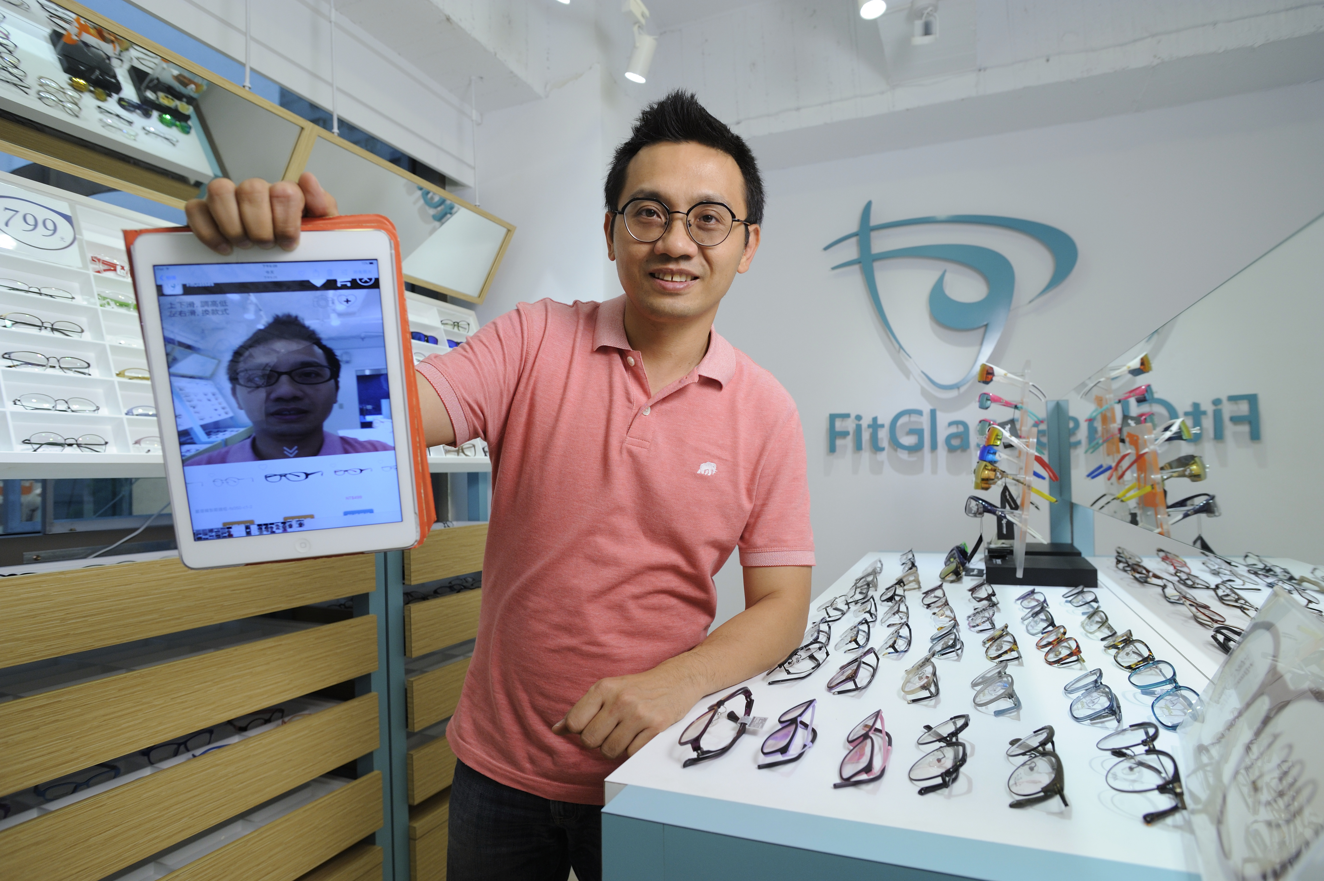 張佑輔花了3年時間才成功研發3D虛擬試戴APP，消費者能在手機挑選鏡框試戴，擬真度近9成。