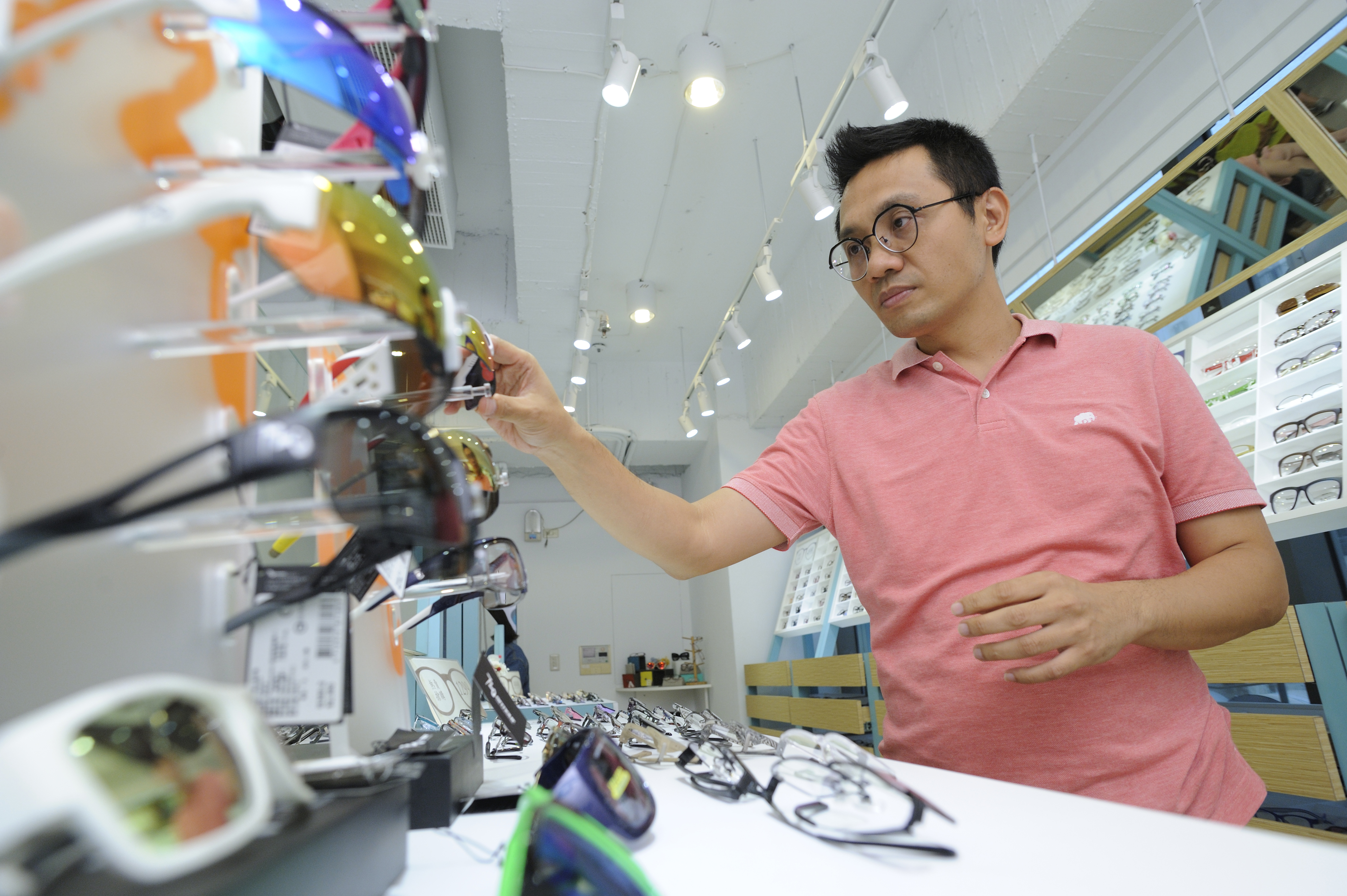 曾是IBM年薪百萬的工程師，張佑輔卻被裁員，後來研發出虛擬試戴眼鏡的APP並創業，他還發下豪語想賺錢選總統。