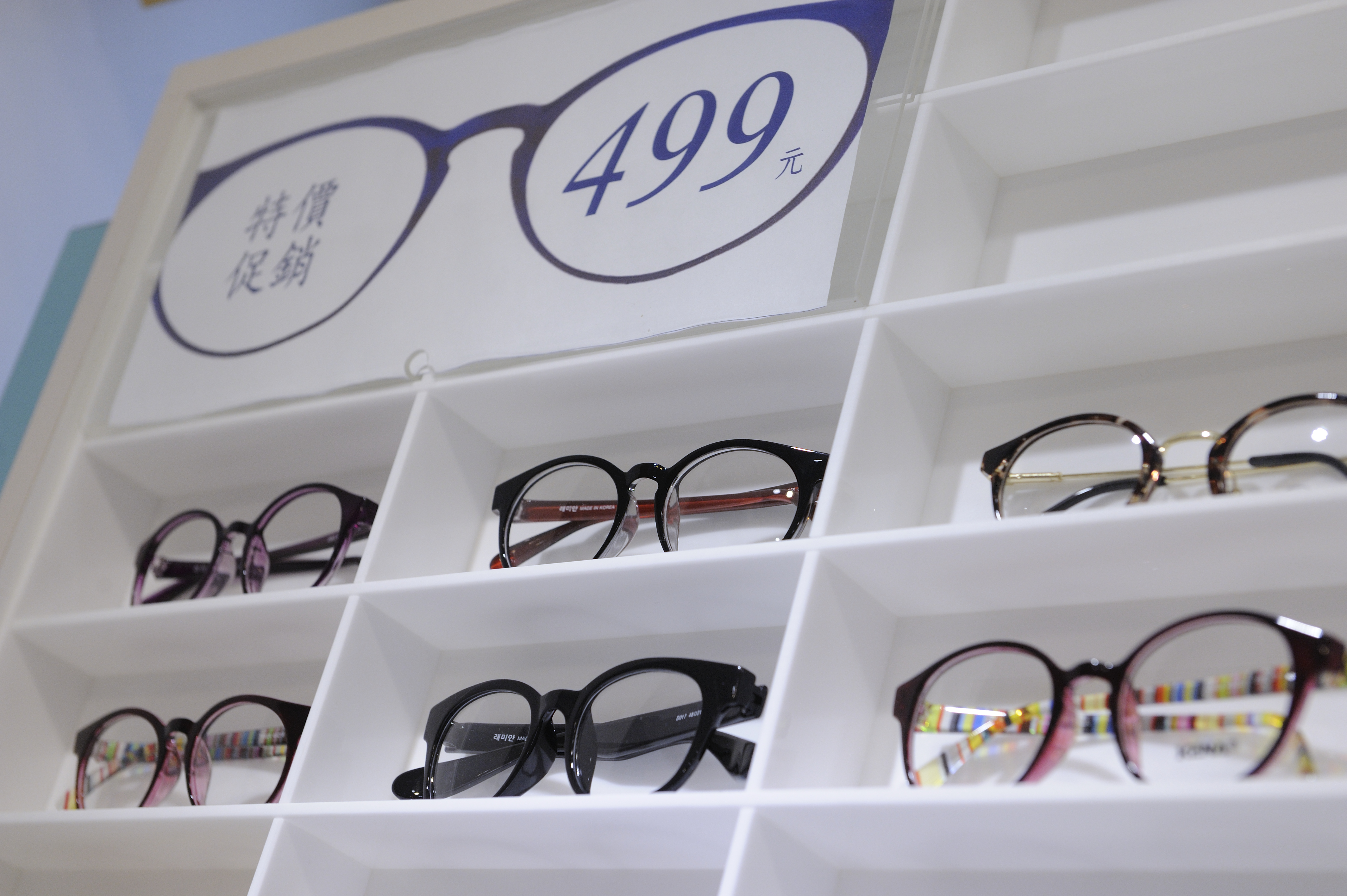 整合線上線下，張佑輔仍開眼鏡店，與虛擬試戴眼鏡的APP做結合。