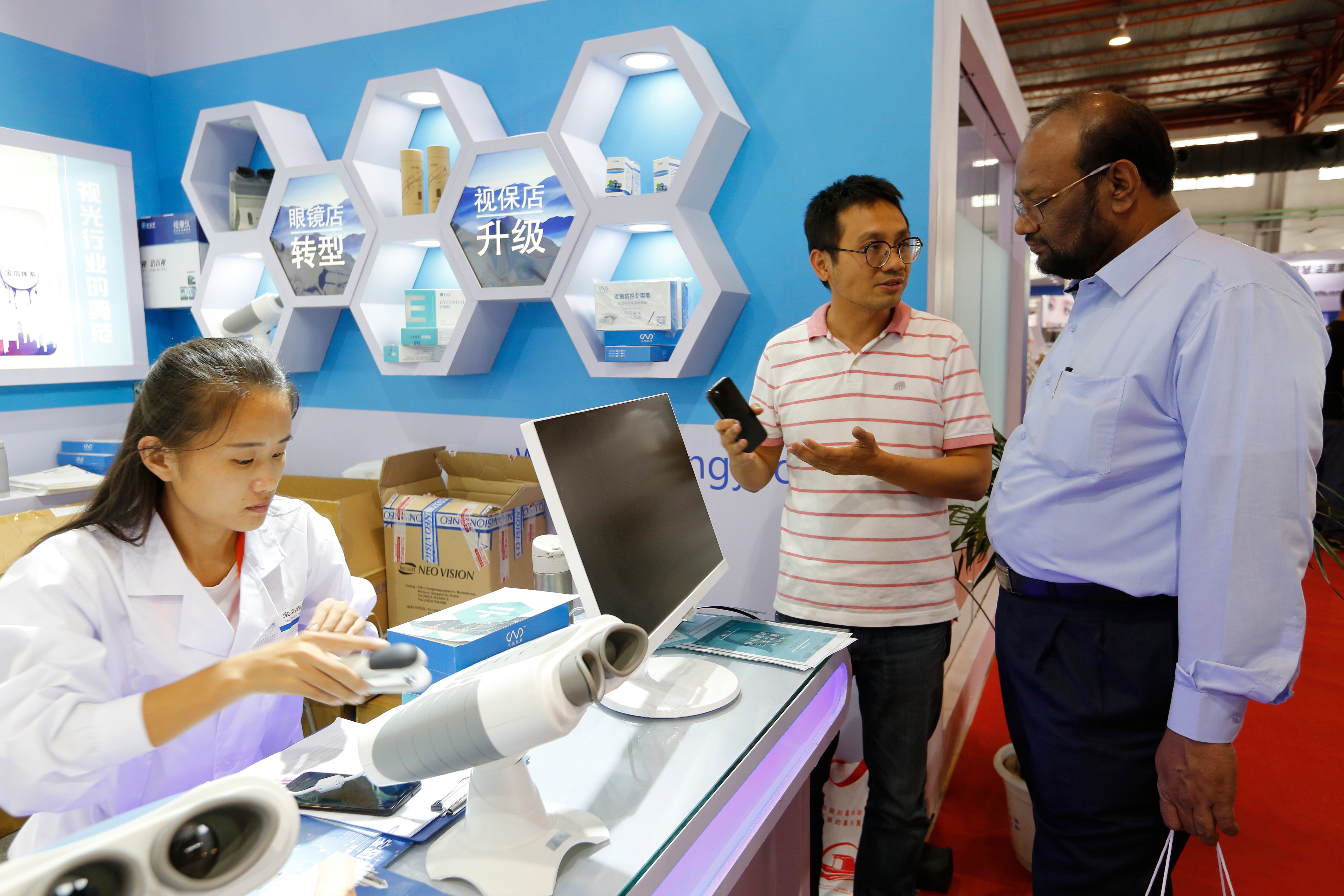 去年9月張佑輔到北京的中國國際眼鏡業展覽會參展3天，為了省錢，與正談合作的中國寶島視鏡借角落擺攤，還有來自杜拜的客人詢問。