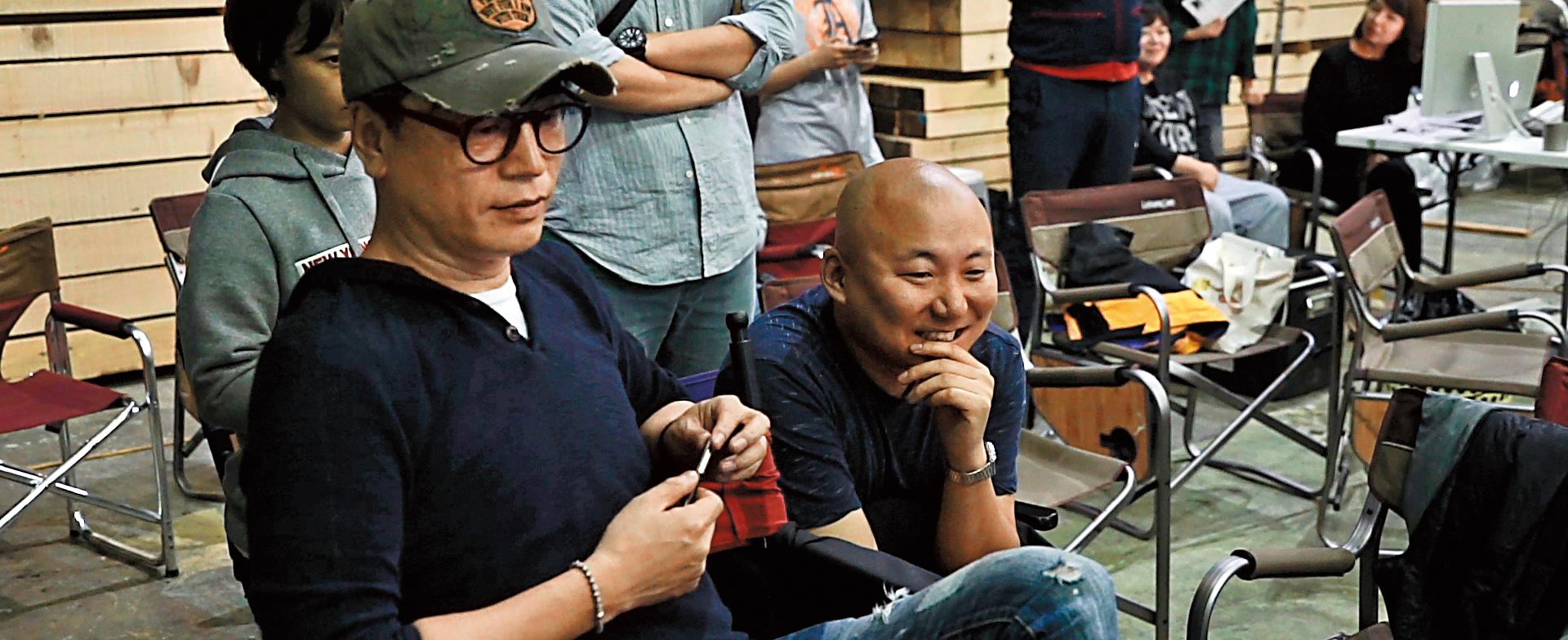 漫畫家周浩旻(右)並未干涉金容華大幅修改原著,僅在拍攝期間前往探班。