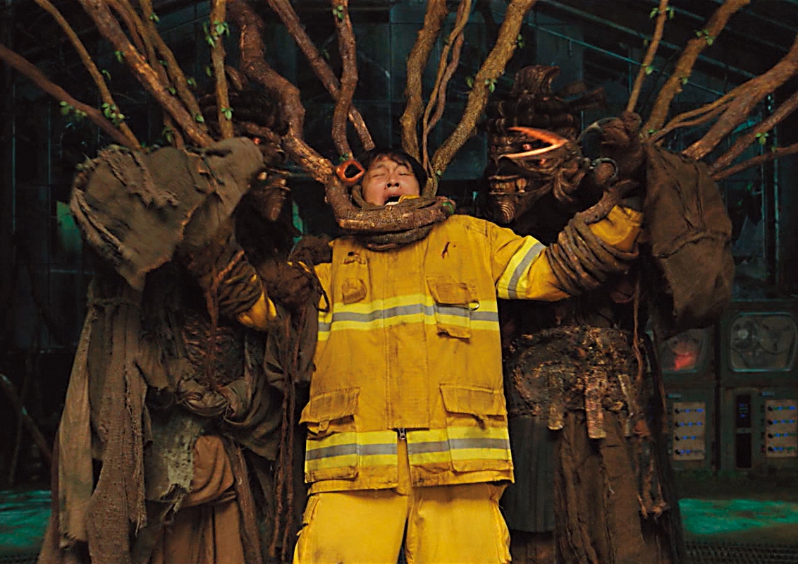 車太鉉在「謊言地獄」接受審判，遭樹精綑綁，CG特效十分逼真。