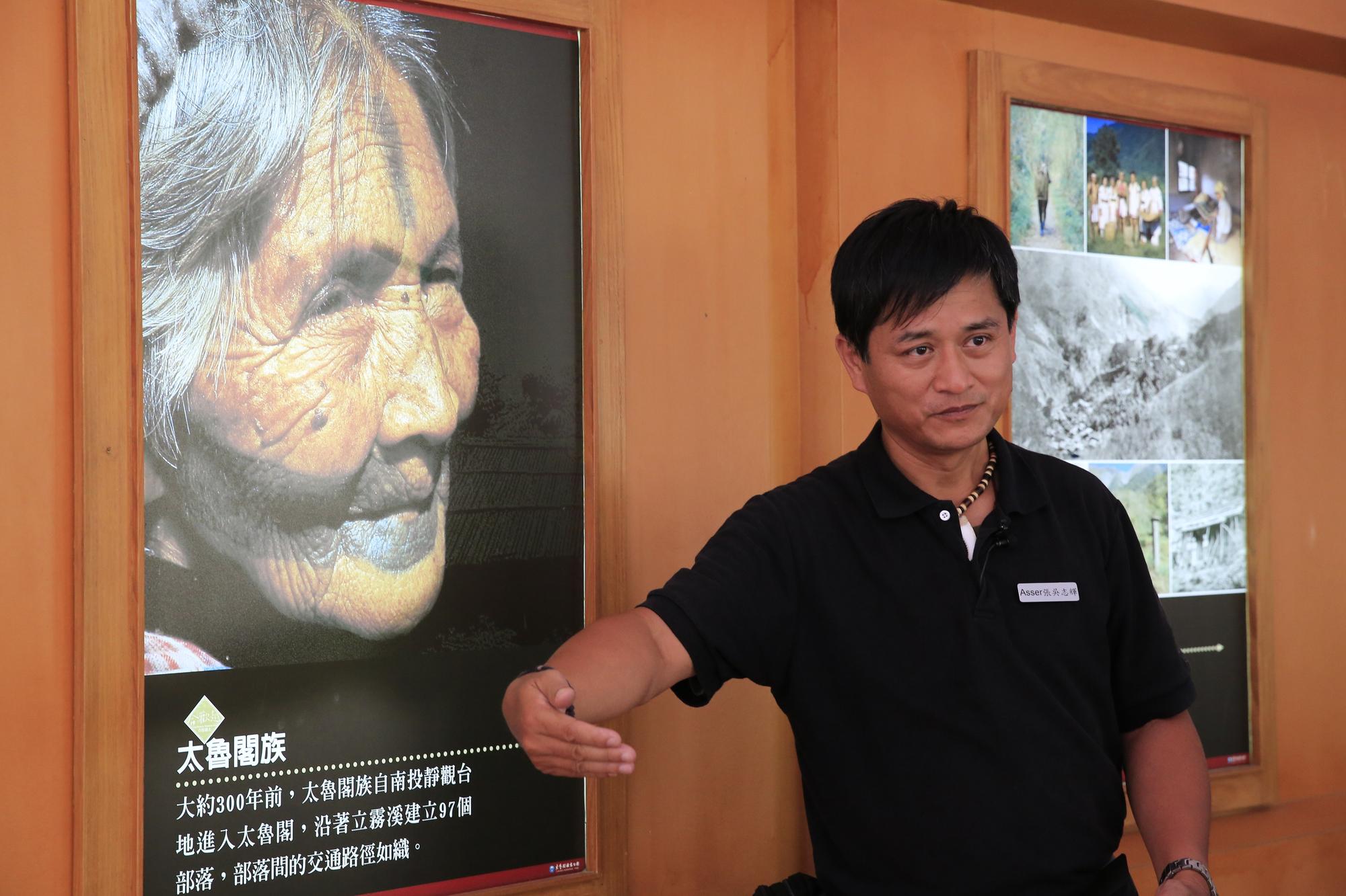 吳志輝在花蓮「太魯閣晶英酒店」裡,擔任全台唯一的故事員。