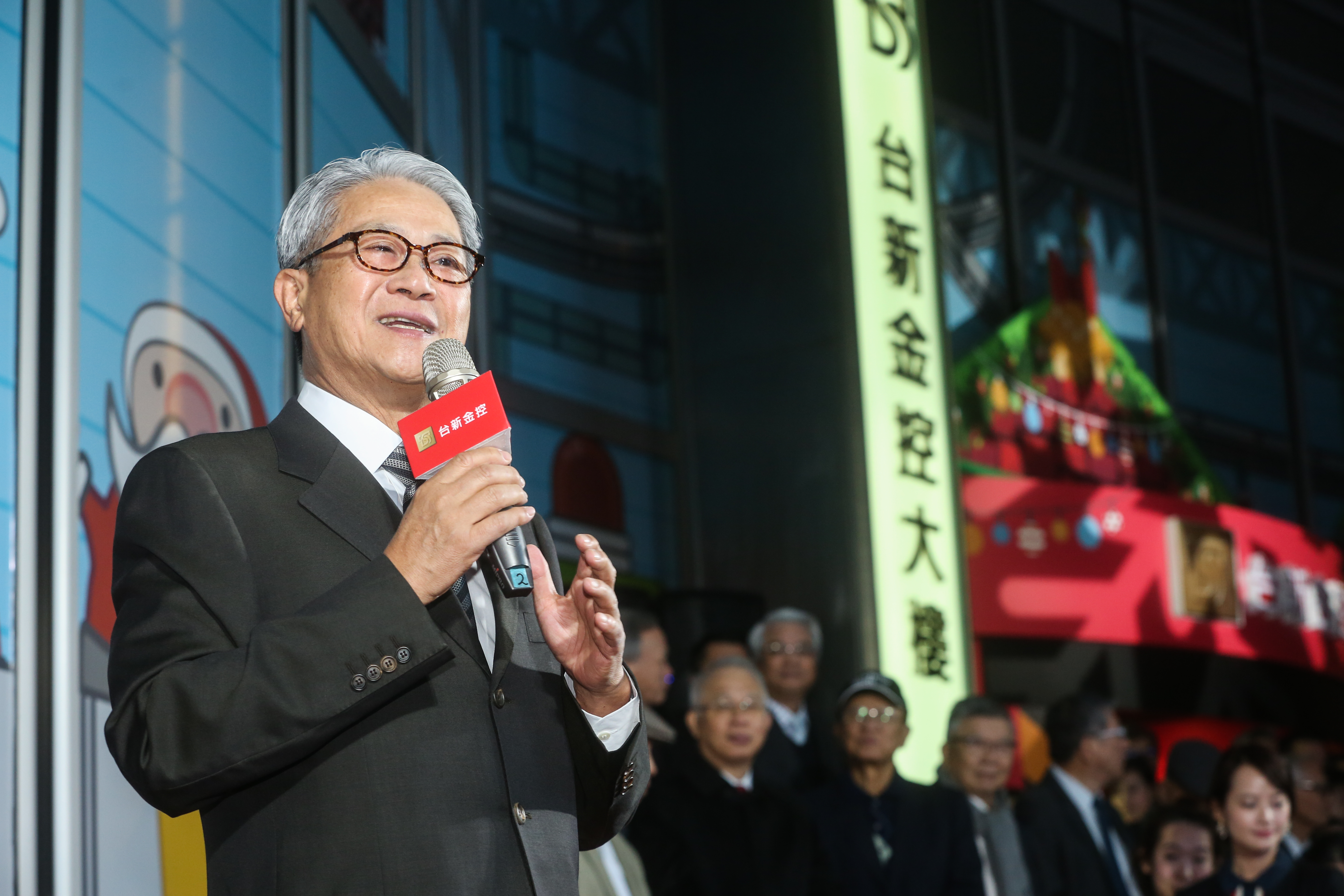 台新金董事長吳東亮選在年底倒數前4天更換高層人事，引發市場議論。