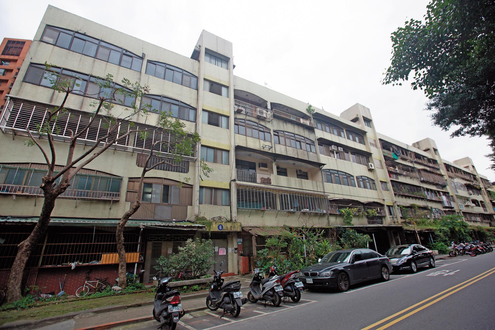 位於北市南港區精華地段的台肥新村,是原能會確認的輻射屋,但都更案歷經13年、3任市長,仍在打官司。