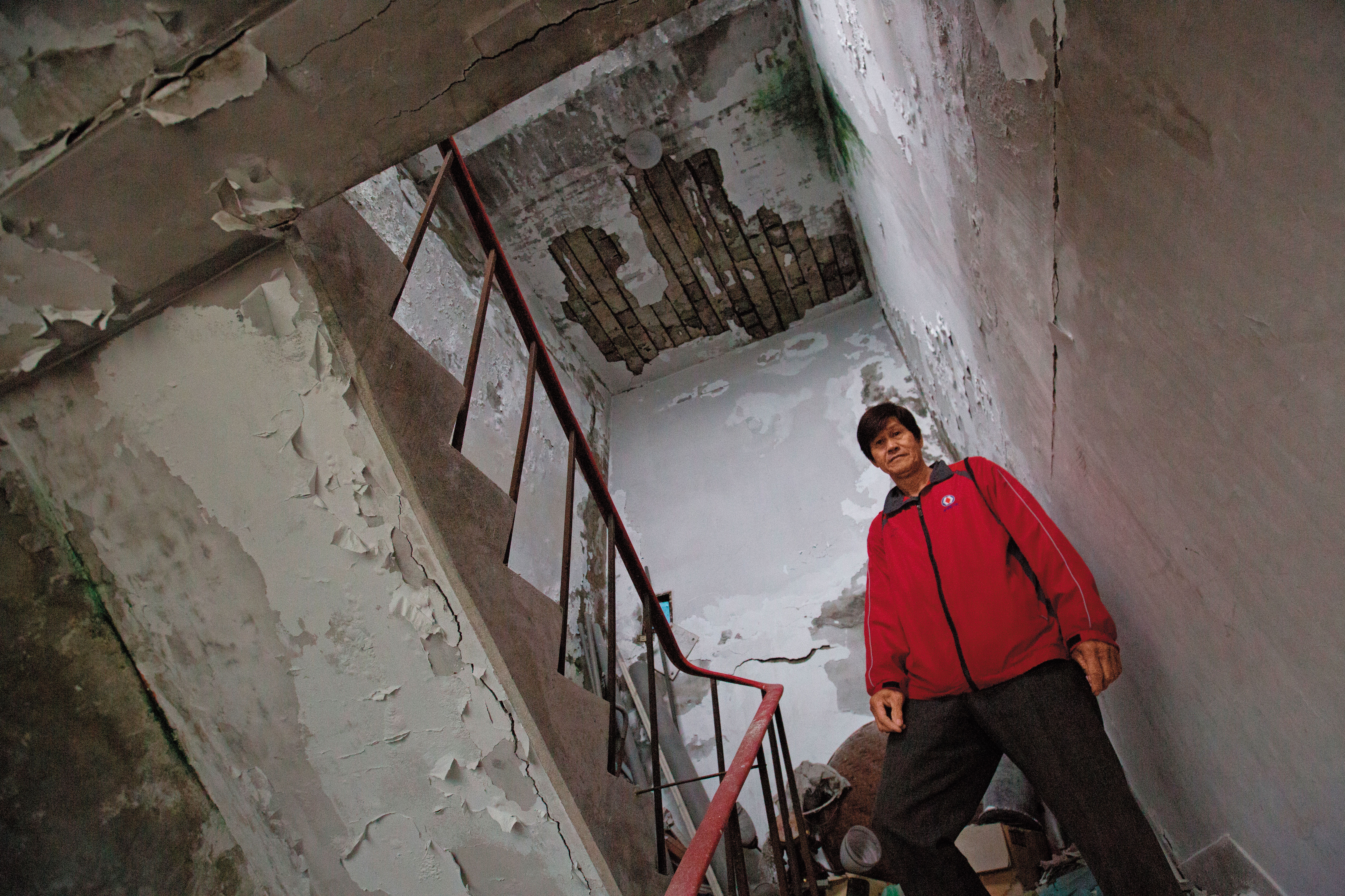 台肥新村陳姓住戶帶記者實地走訪，發現樓梯間頂樓水泥牆面剝落，鋼筋外露，觸目驚心。