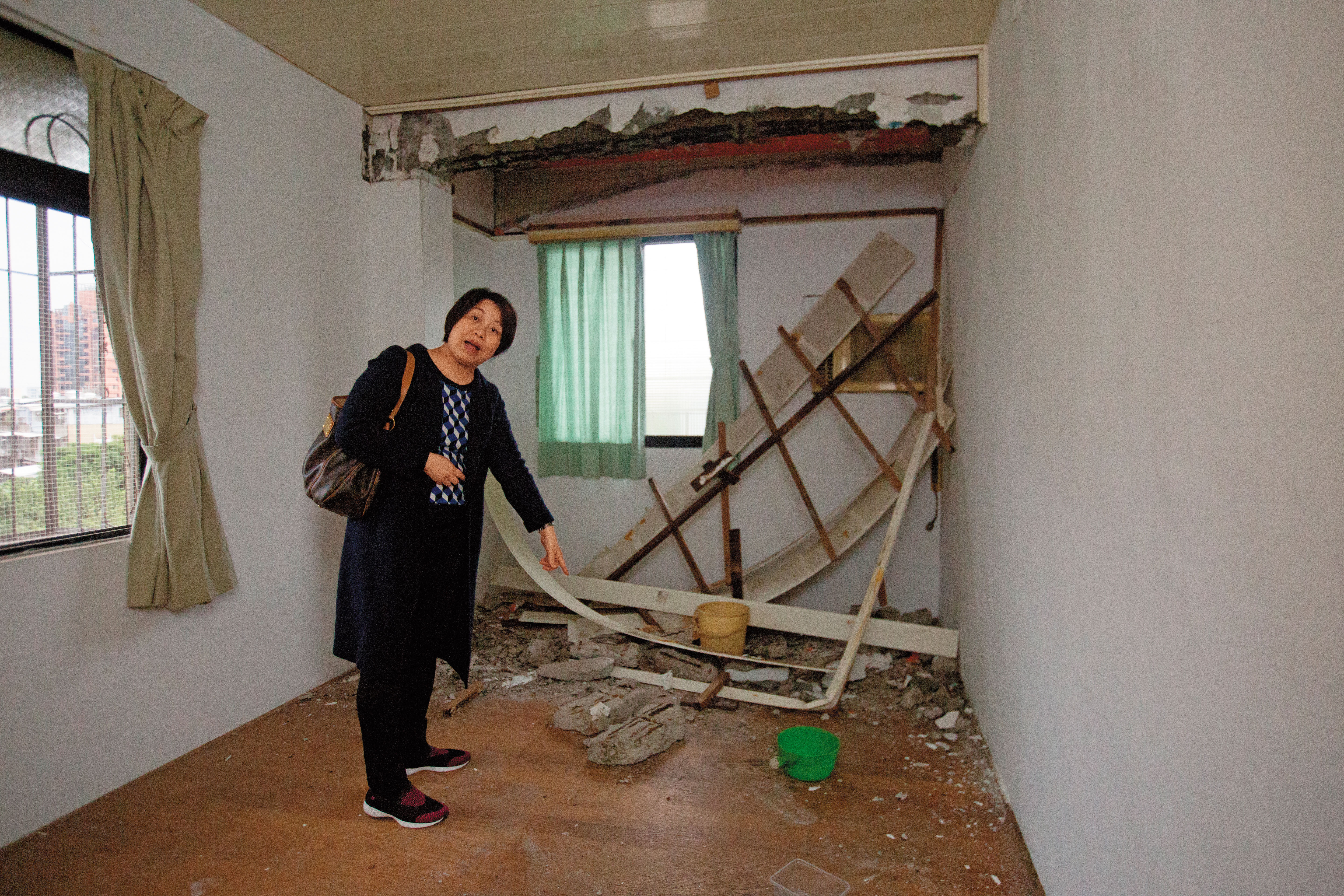 台肥新村住戶向秀美住家內，天花板崩塌、梁柱磚塊掉落，根本不能住人。