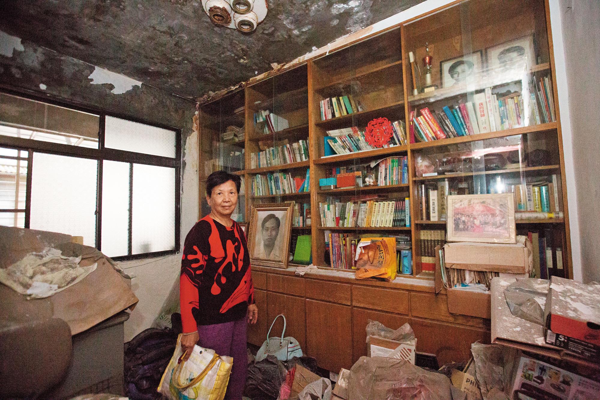 高齡76歲的蔡淑正已經搬到基河國宅租屋，但屋內仍有許多來不及搬走的家具與物品。