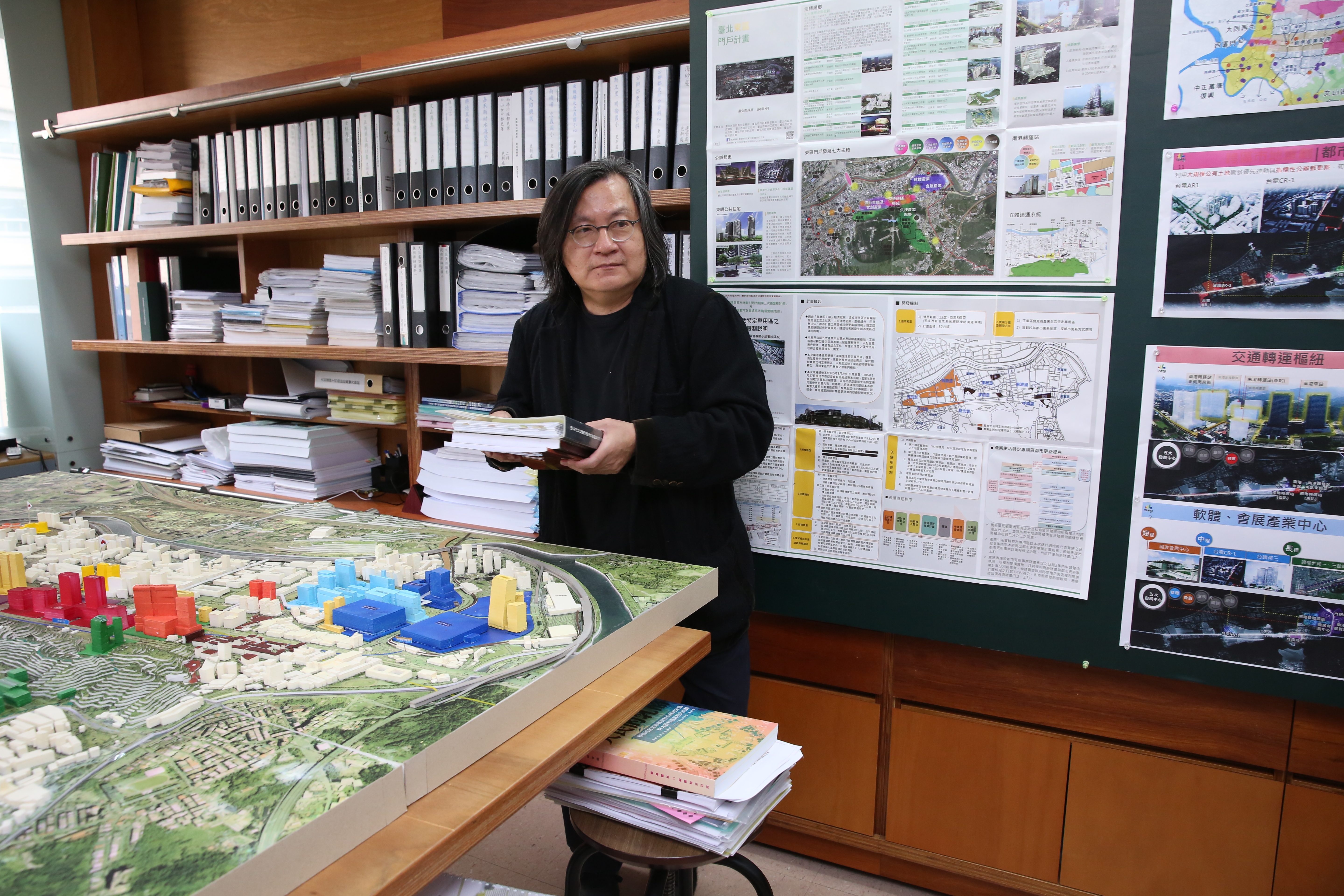 台北市都發局長林洲民向本刊表示，都發局曾向更新會提出申請老舊公寓都更專案，但更新會不接受。