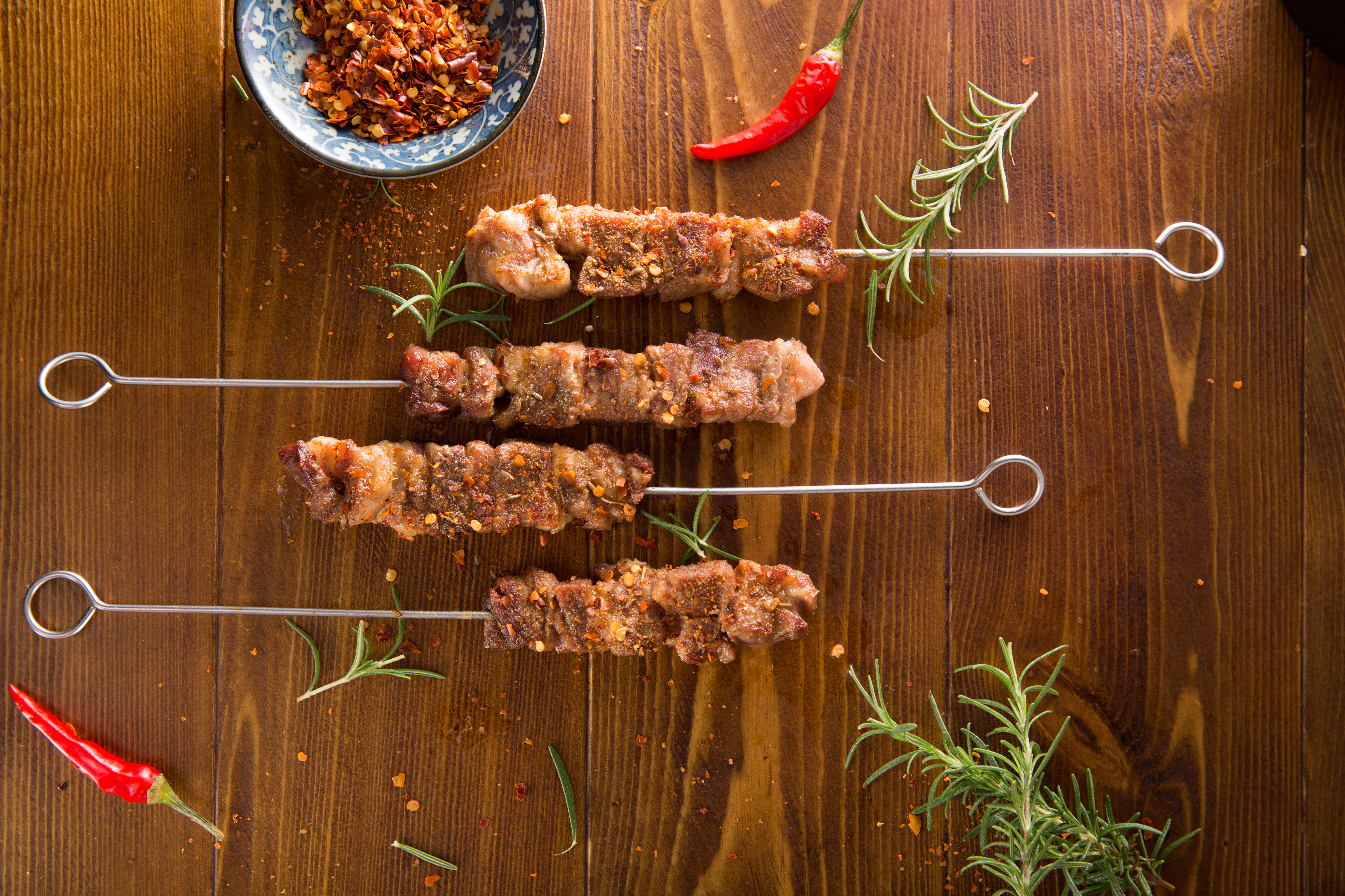 肥瘦相間的「羊肉串」，吃來脂潤肉嫰，不羶不臊。（120元／份）