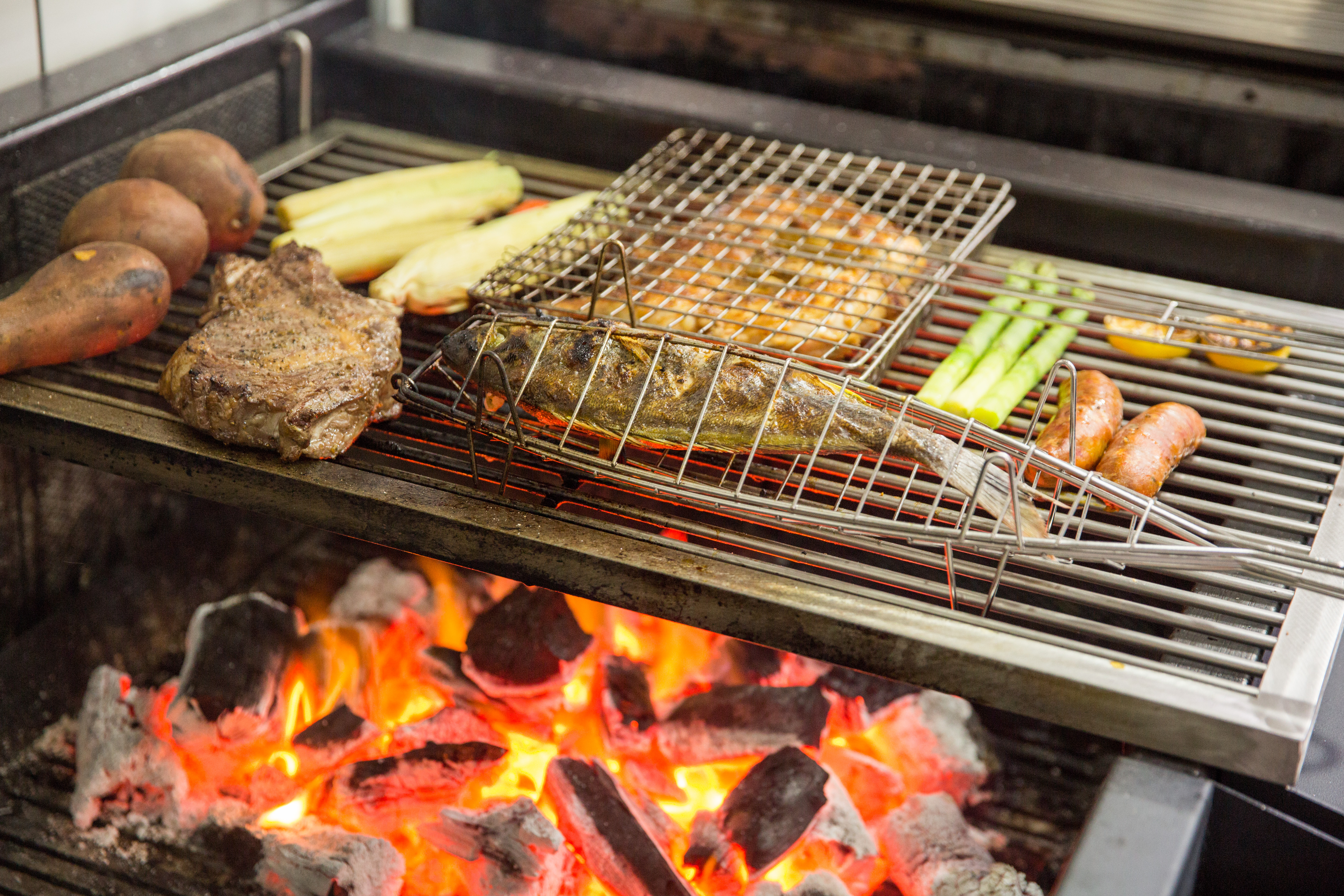 巴斯克燒烤要選用香氣渾厚的冬青櫟木作為炭火，並搭配巴斯克特產的食材烤網，從燒烤方式到滋味呈現，都是台灣少見。