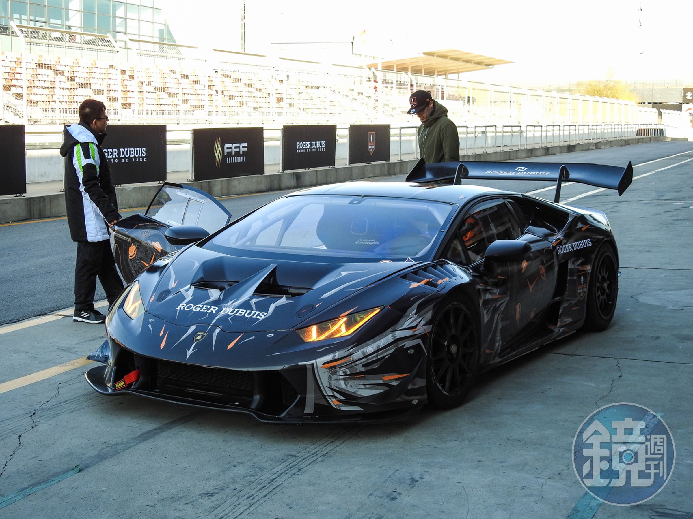 Huracán Super Trofeo EVO的體驗搭乘，除了沒穿連身防火服之外，防火頭套、賽車安全帽都是標準配備。在側身「擠進」狹窄的副駕駛座並拉緊四點式安全帶後，旁邊專業車手幾乎用彈射般的速度衝出Pit區，用近乎極限的速度在賽道上狂奔！