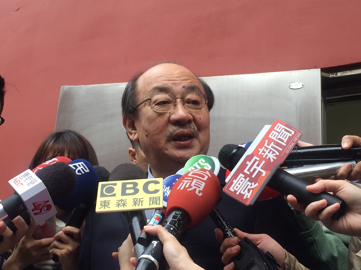 民進黨團總召柯建銘今早接受媒體訪問。