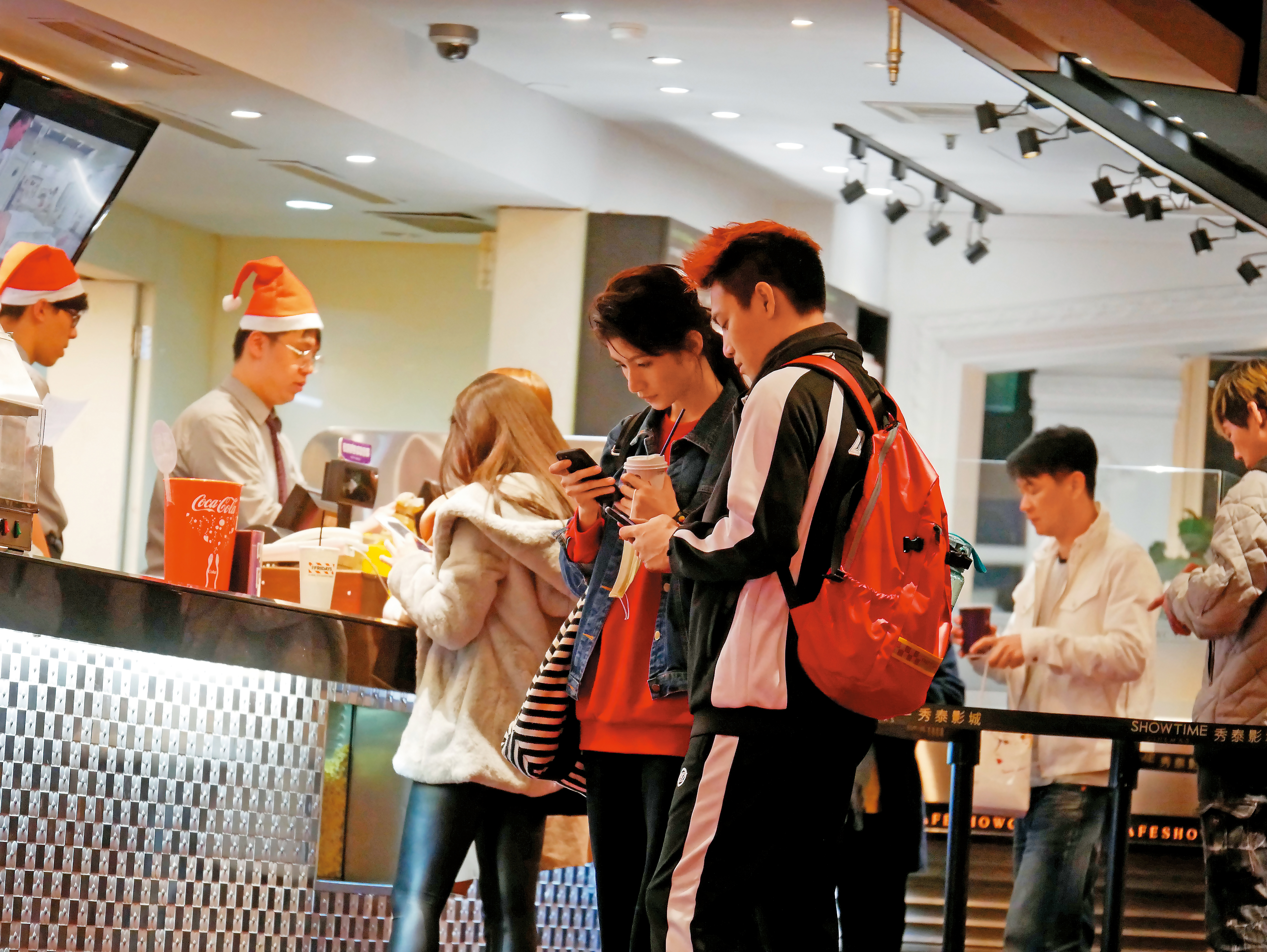 12/24 21：08，李千娜跟ECHO交往3年，已有老夫老妻的範兒，在公共場合沒啥親暱舉動。