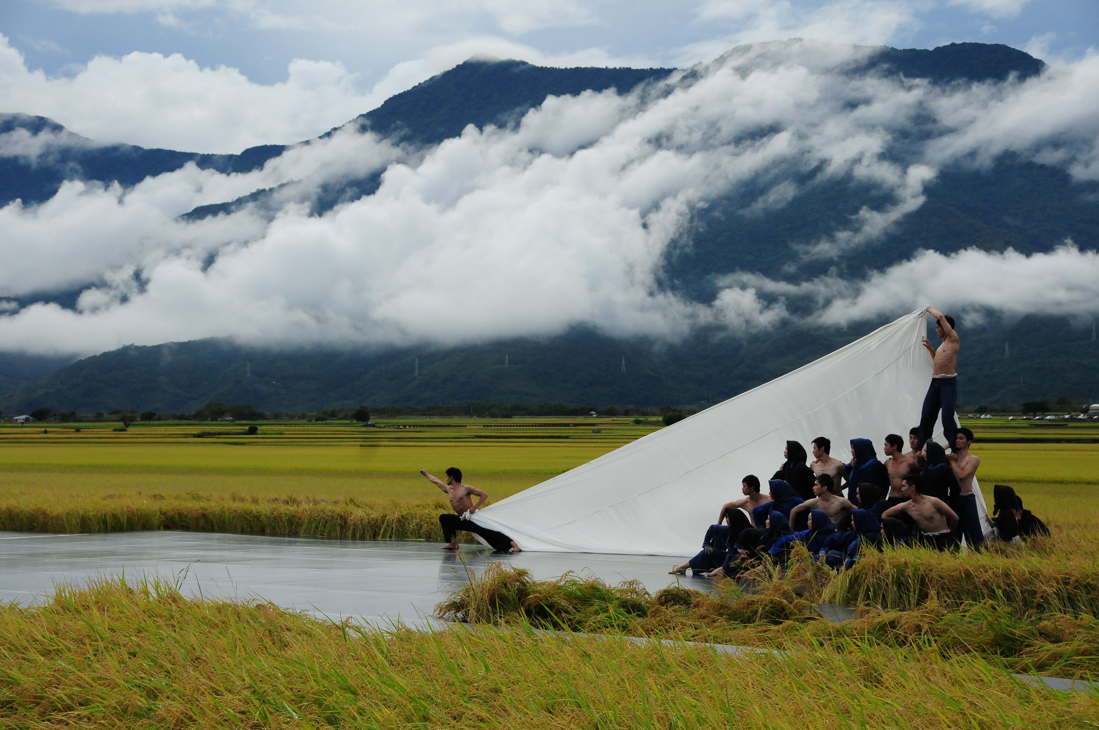 每年秋收時節，池上田中央上演稻穗藝術節，人文藝術和自然田野融為一體。（台灣好基金會提供）