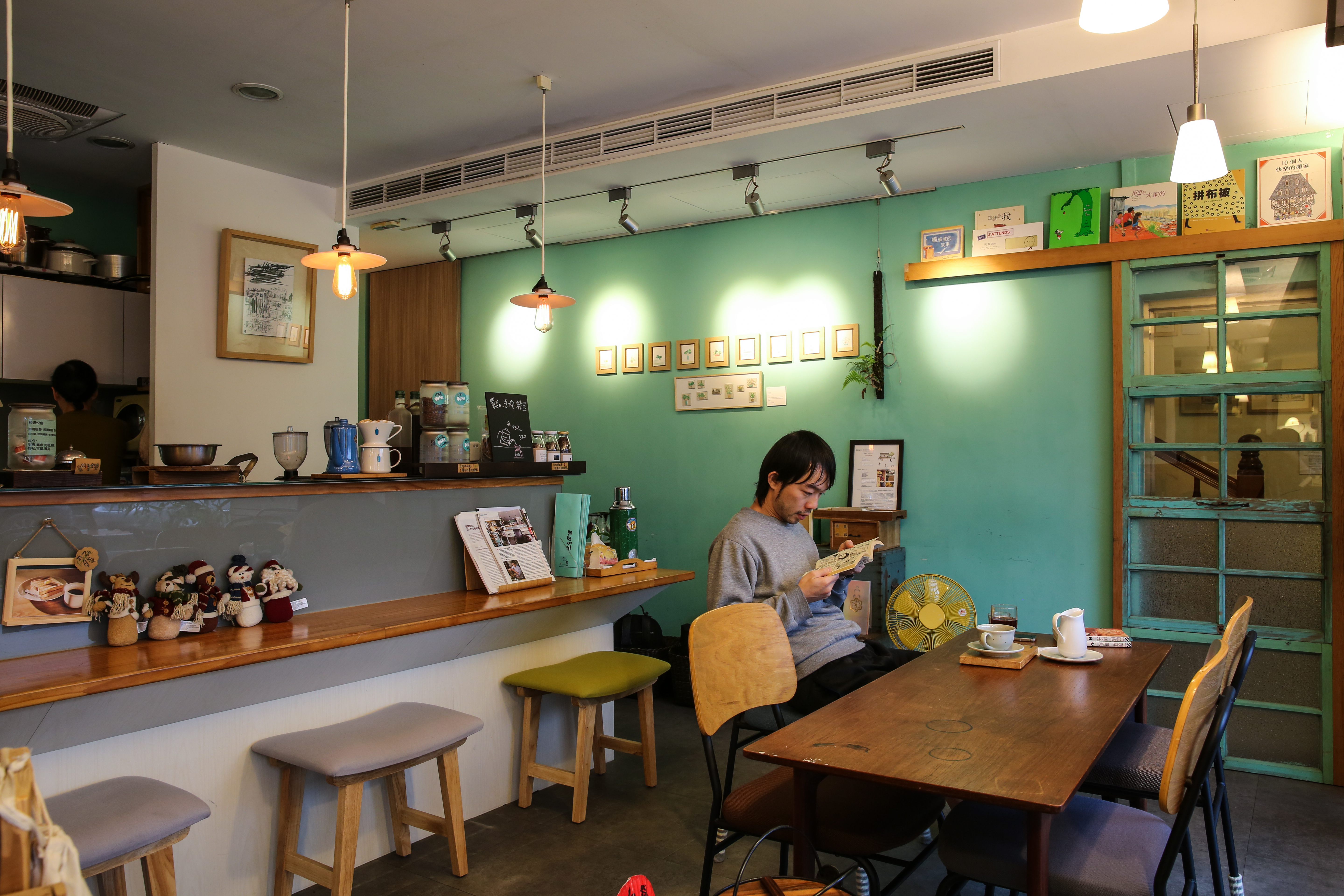 我在雙溪這座山城裡，遇見了與牡丹溪毗鄰而居，獨享小鎮幽靜美好時光的咖啡店「斯陋」。