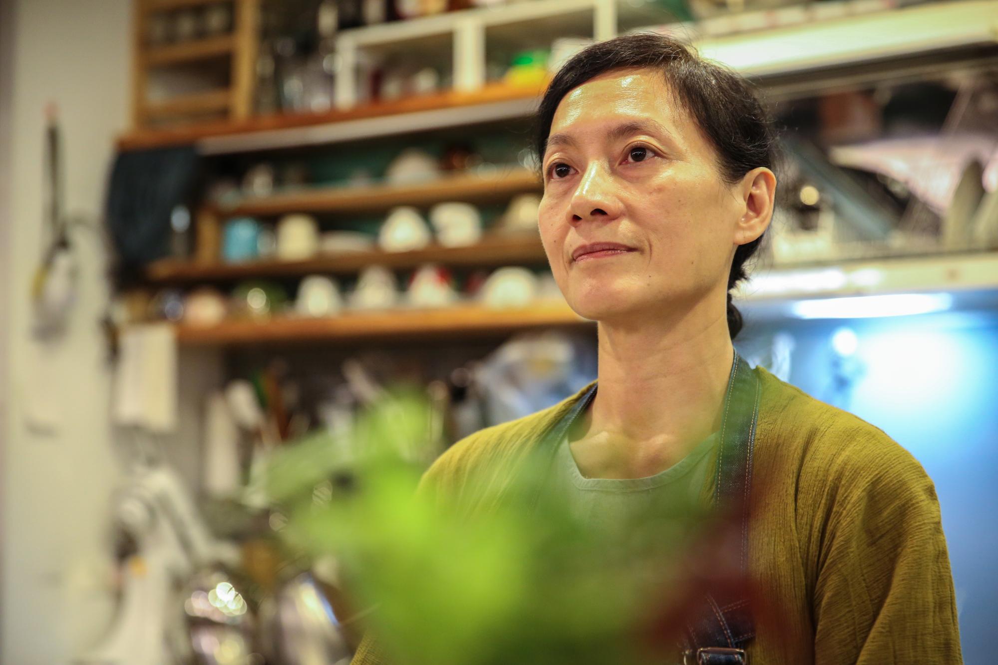 吳素鎂在雙溪的這家小店裡，與客人分享獨特的美食哲學。