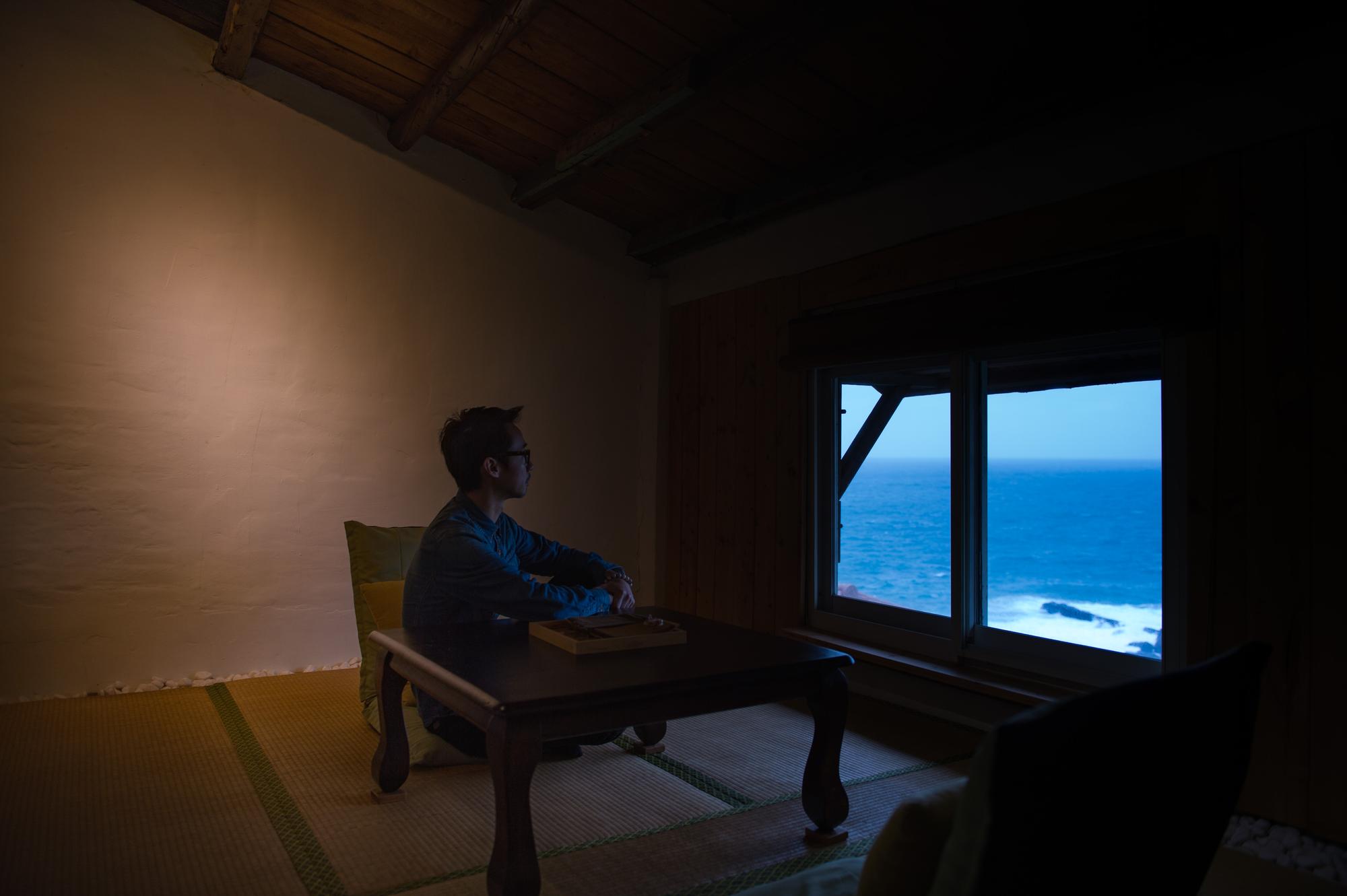 面海的和室，透過小窗可直接欣賞海景。
