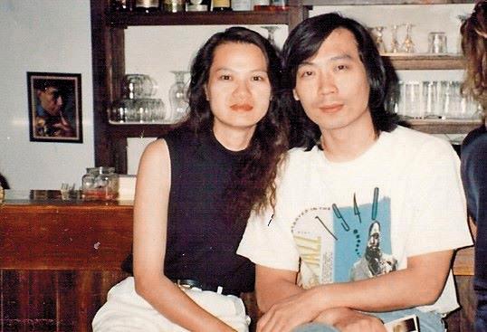1991年,凌威(右)與當時還是女友的妻子Joanne(左)攝於Feelmore Jazz,這是他第1間以爵士樂為主題的酒吧。(凌威提供)