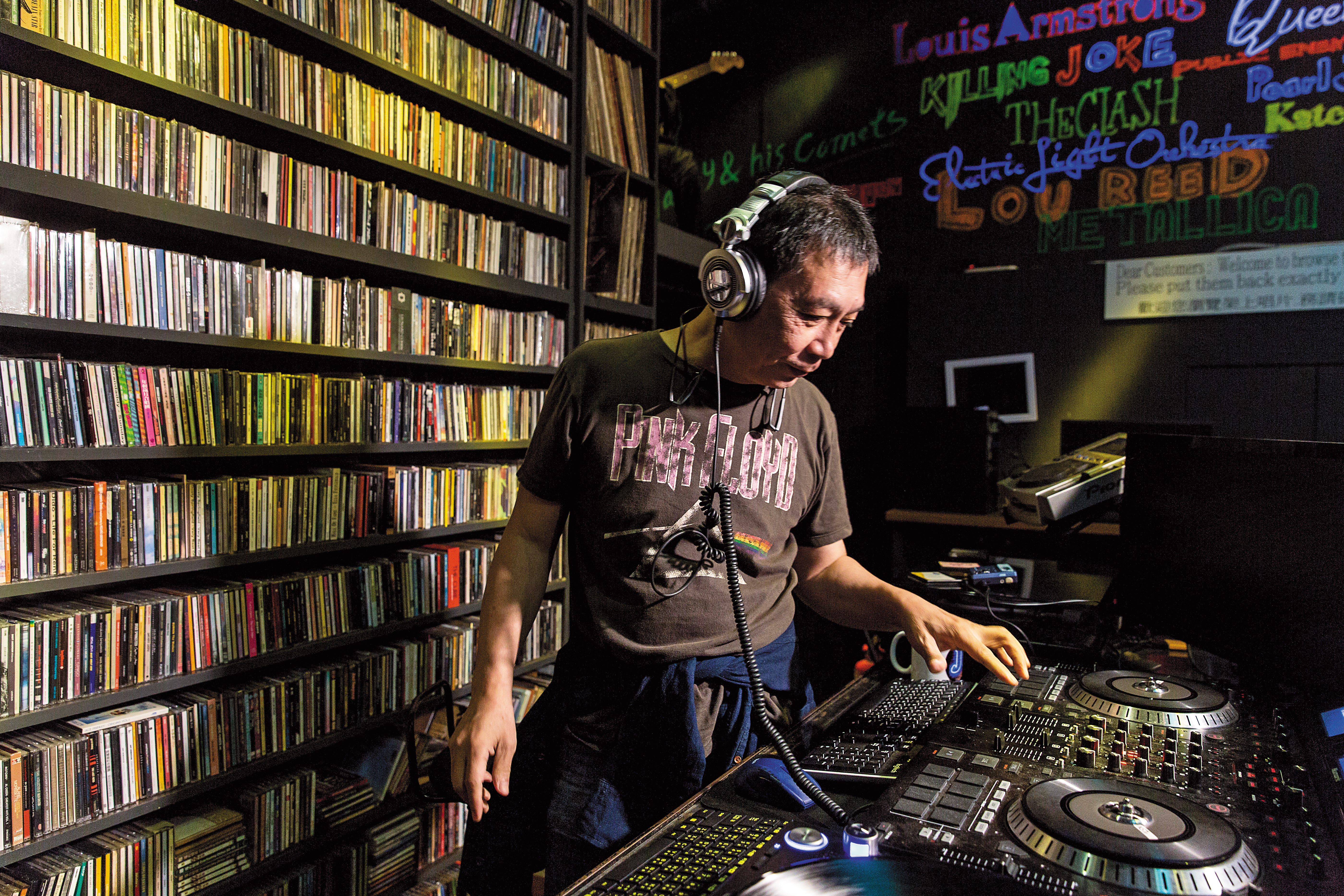 凌威從開設第1間樂吧就是由自己親任DJ，後來的Roxy系列也培育出許多當紅DJ，如@llen、Fish、林志堅、馬奎元等。