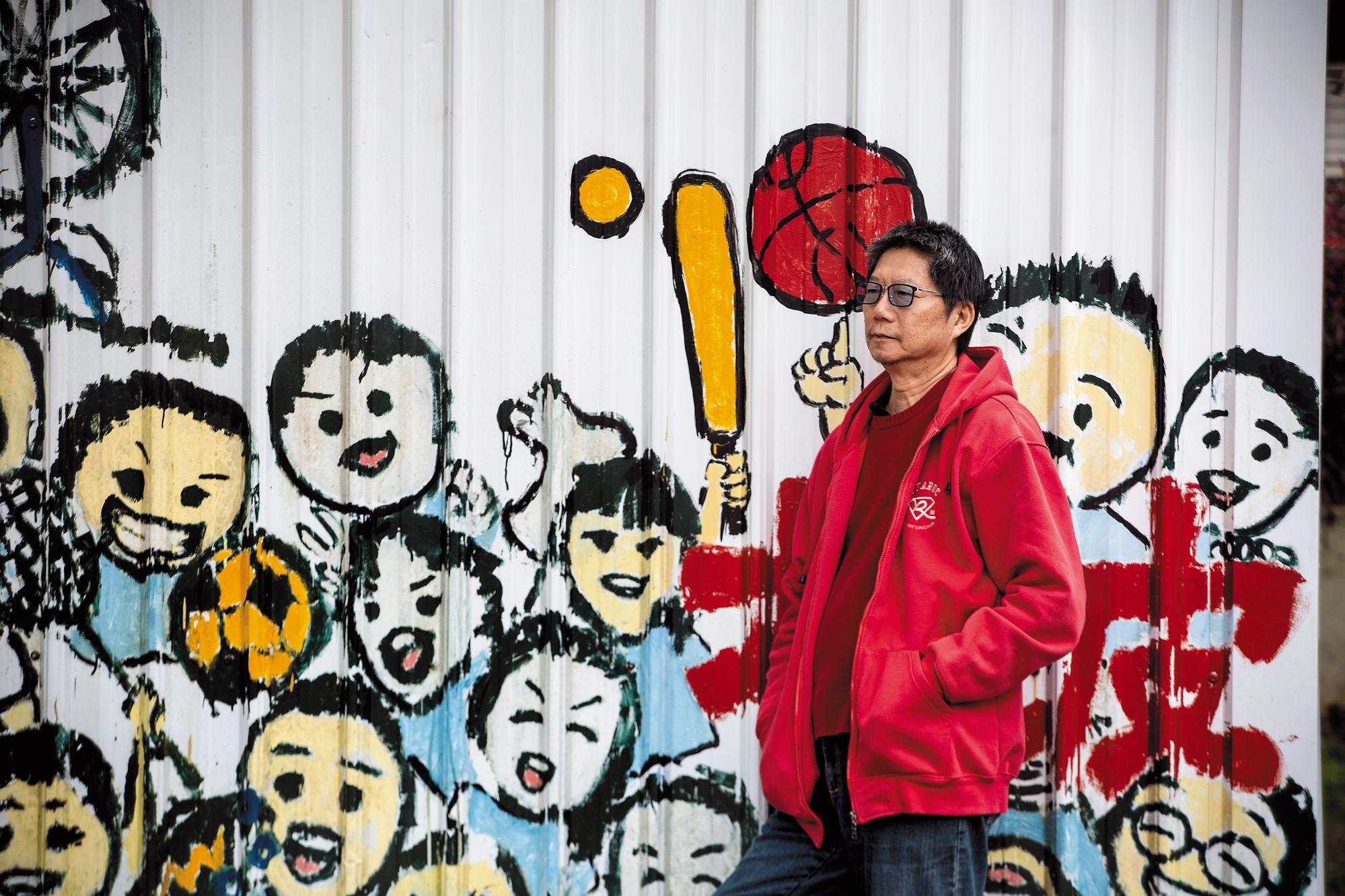 這天,敖幼祥到台東池上大坡國小進行義務教學。走過孩子塗鴉的牆面前,他仍是一貫地面無表情。