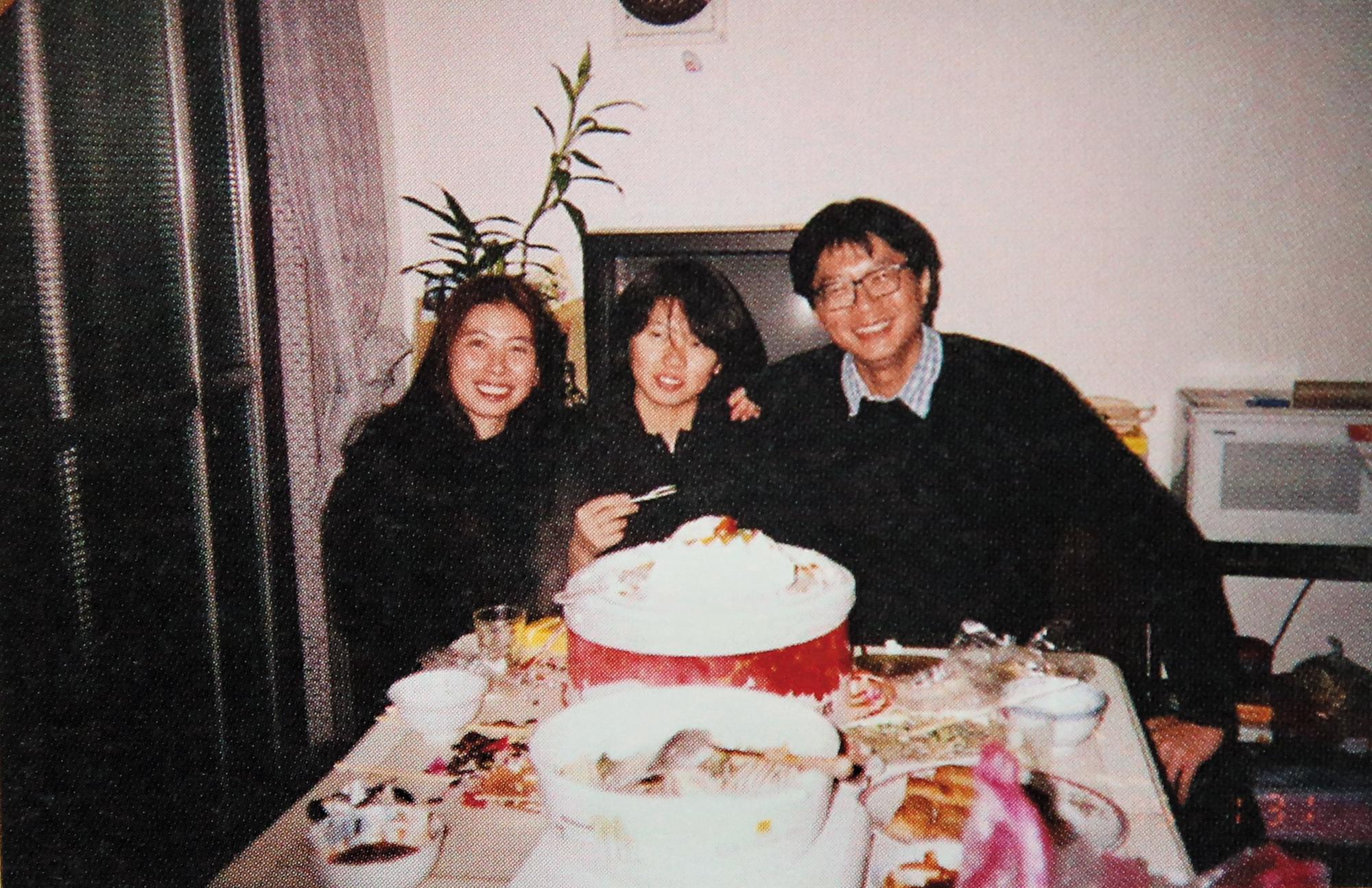 敖幼祥(右1)25歲就結婚,和前妻陳凱凱(左1)育有1女敖翔(中)。(敖幼祥提供)