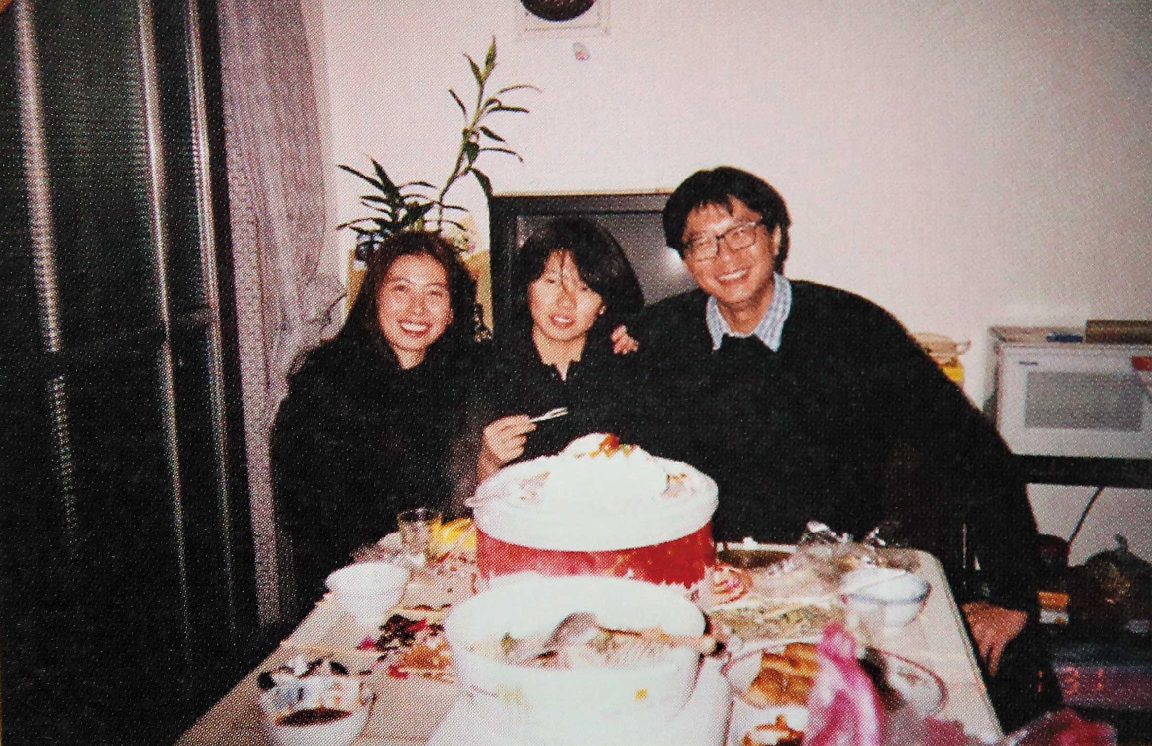 敖幼祥（右1）25歲就結婚，和前妻陳凱凱（左1）育有1女敖翔（中）。（敖幼祥提供）