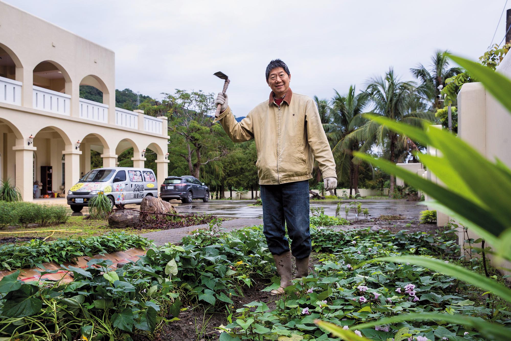 花蓮的住家是700坪的仿歐式建築,戶外還有小田地,不忙時,敖幼祥也樂於當個小農。