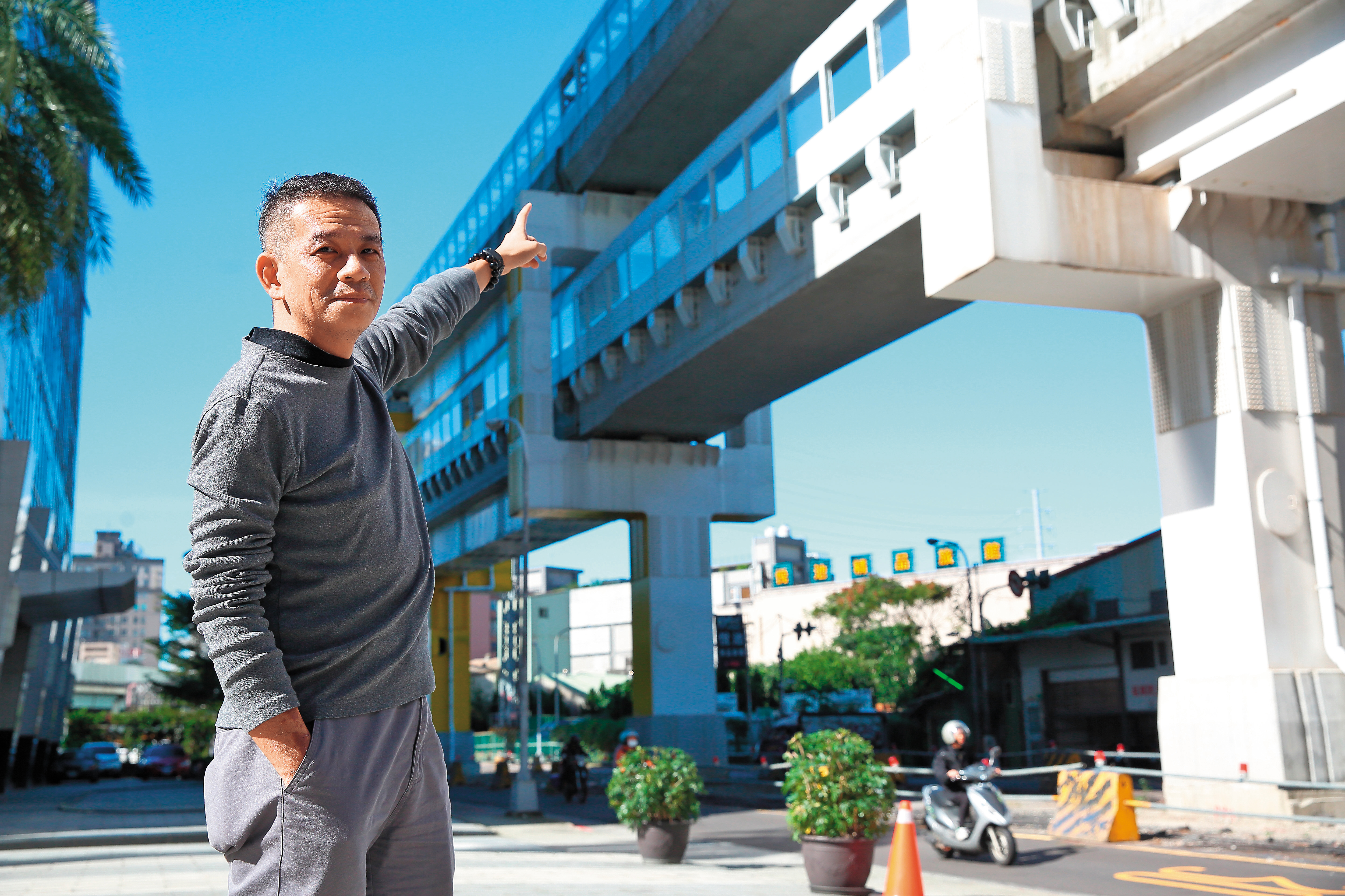 林家洋生活節儉，常搭乘大眾運輸工具代步，他笑說，與其存股賺股息，不如不要買車省下更多錢。