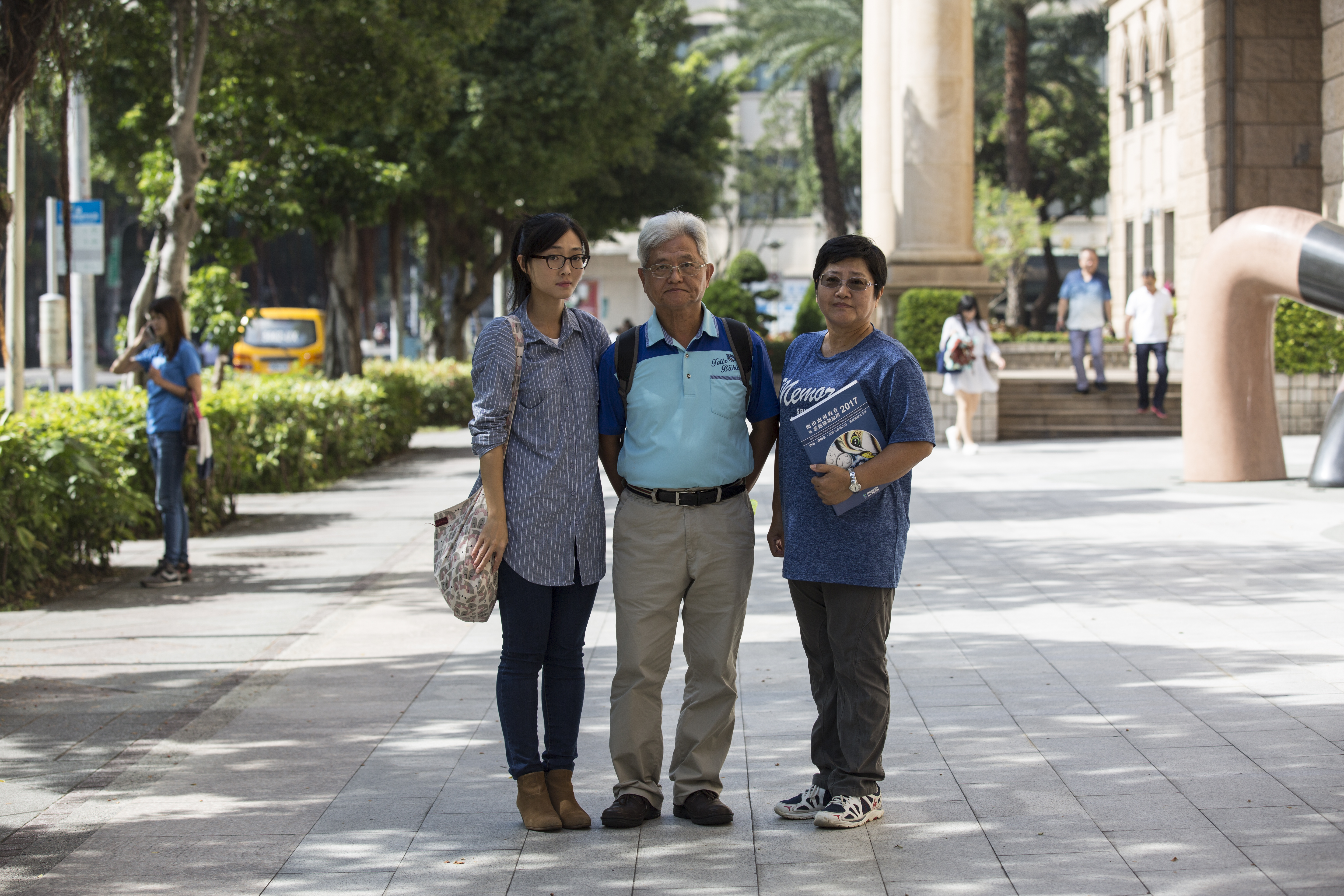 張博崴的姊姊（左）與父母張俊卿（中）、杜麗芳（右）。
