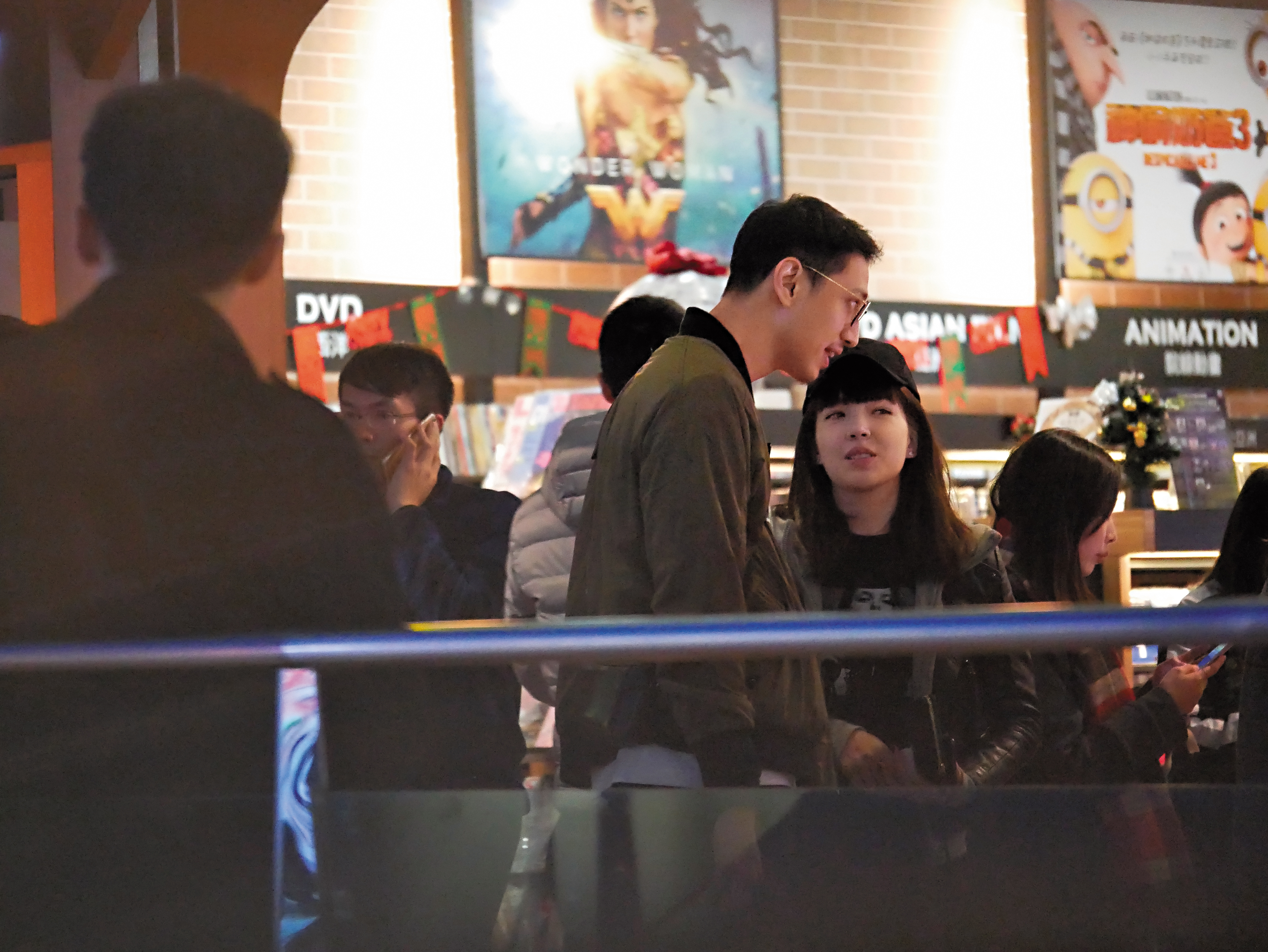 12/25 20：25，許瑋甯不像之前一樣包緊緊，完全大露臉和男友約會。